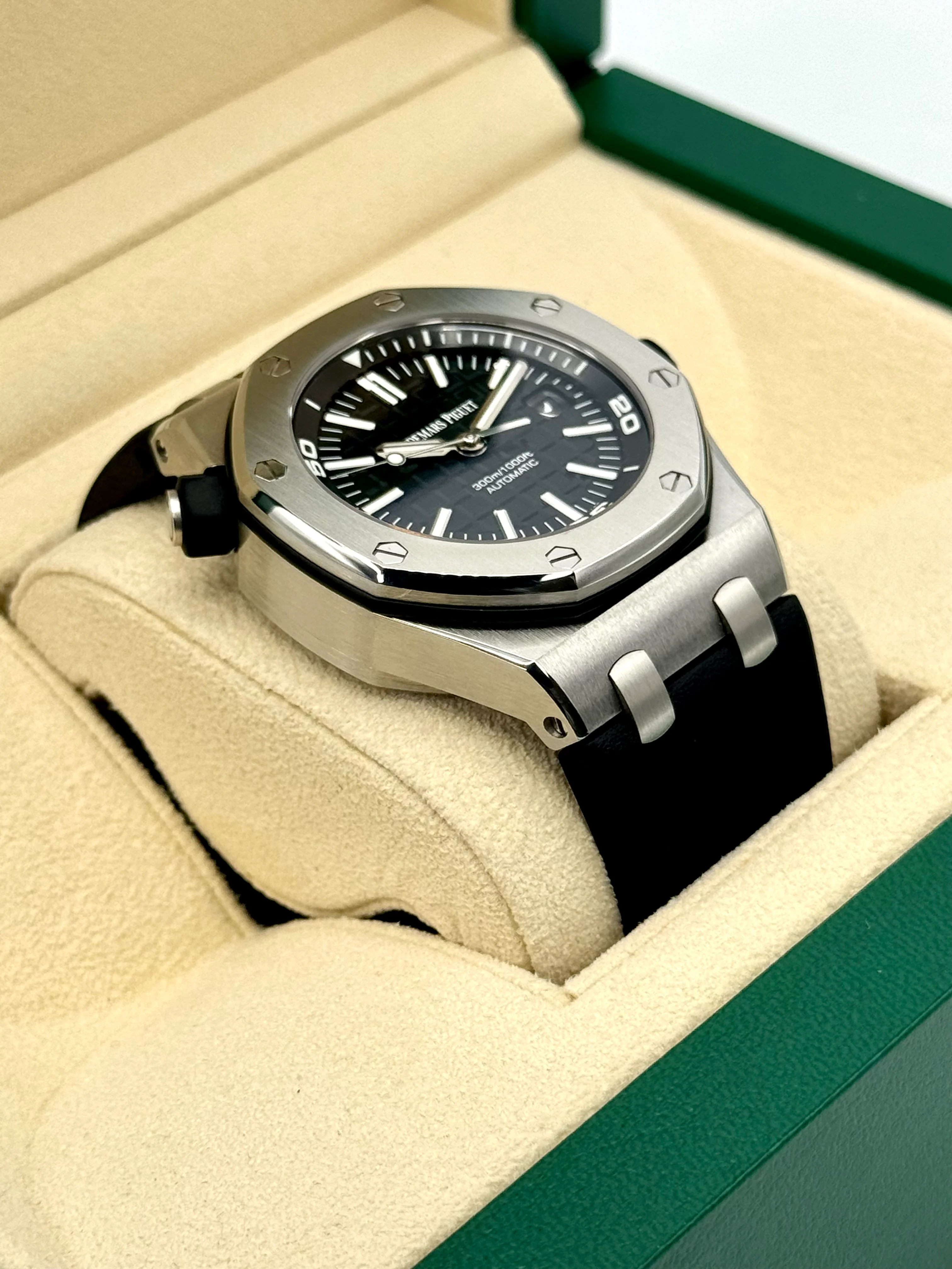 Audemars Piguet Royal Oak Offshore Scuba 15710ST Black Waffle Dial - Image 6