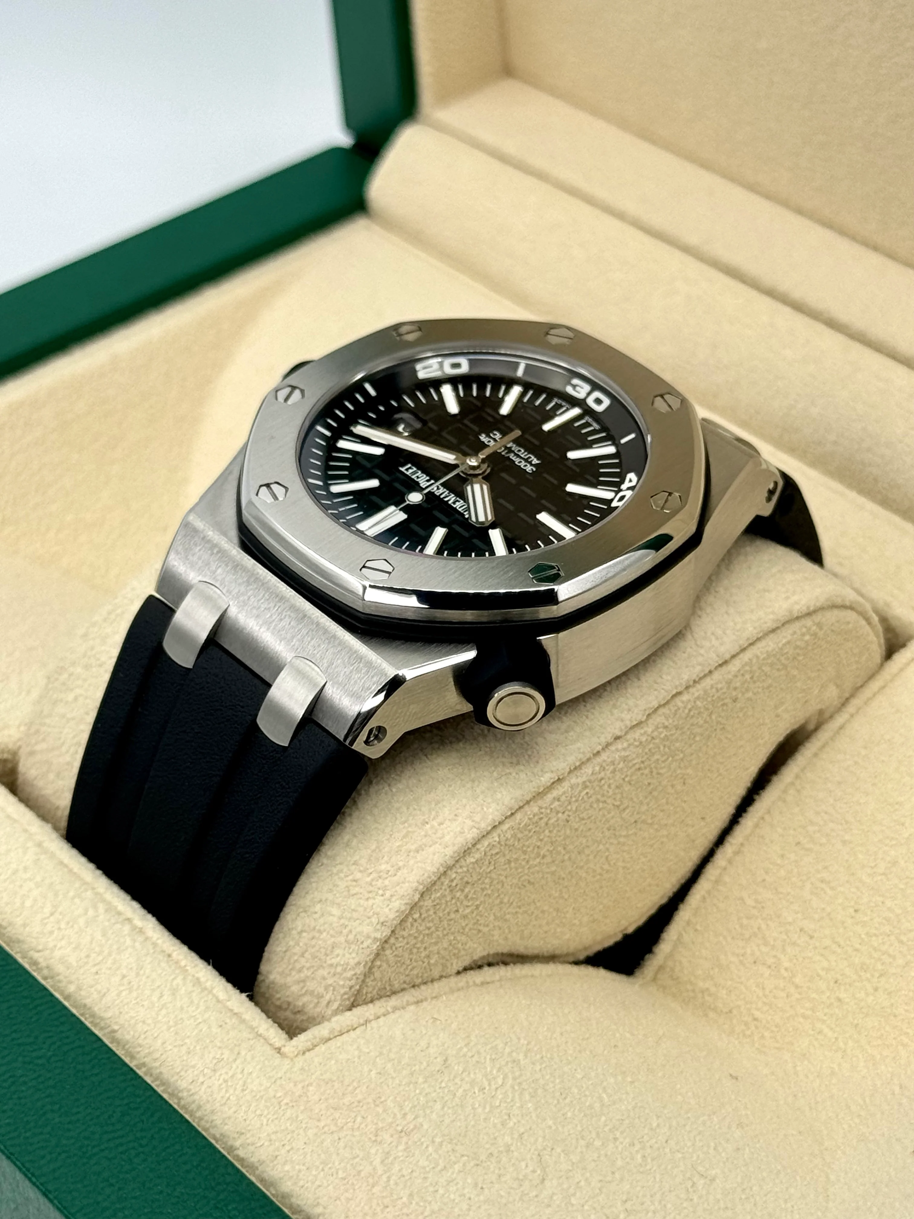 Audemars Piguet Royal Oak Offshore Scuba 15710ST Black Waffle Dial - Image 7