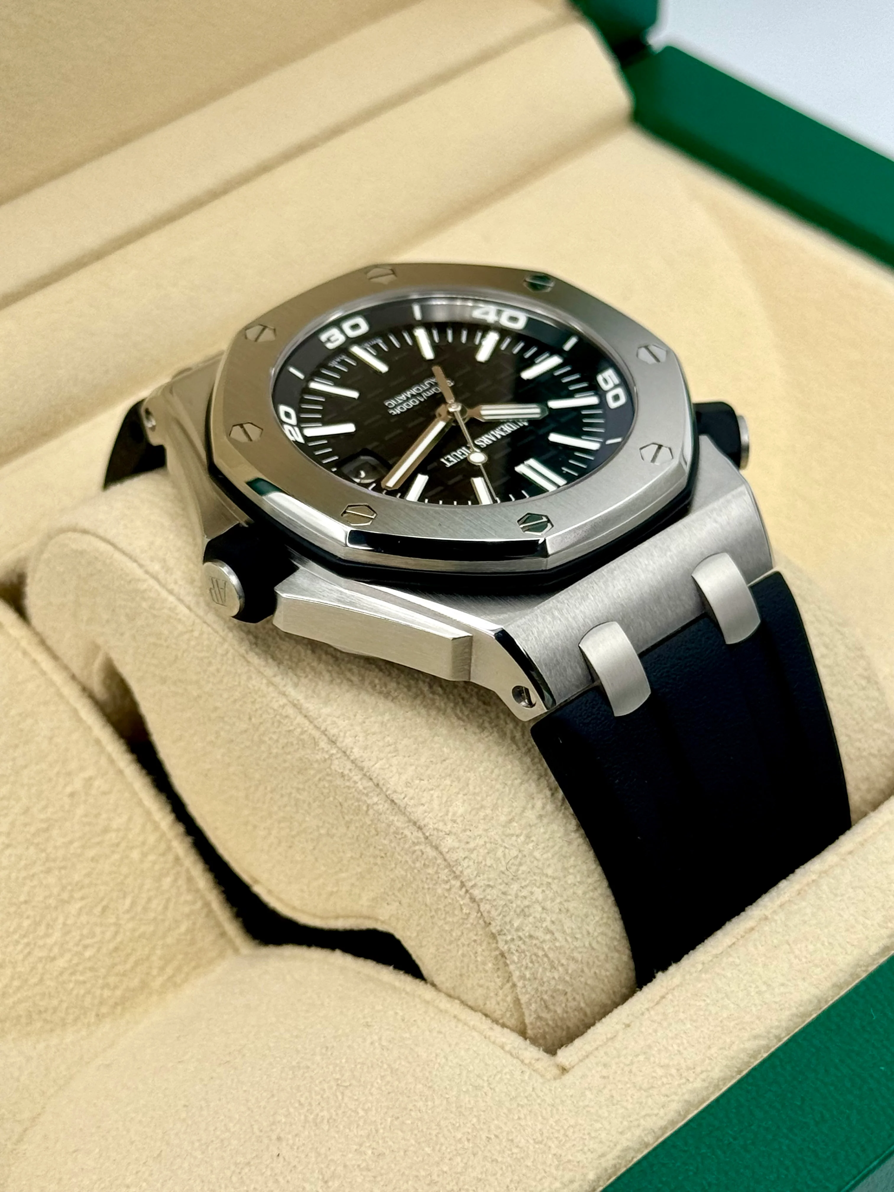 Audemars Piguet Royal Oak Offshore Scuba 15710ST Black Waffle Dial - Image 8