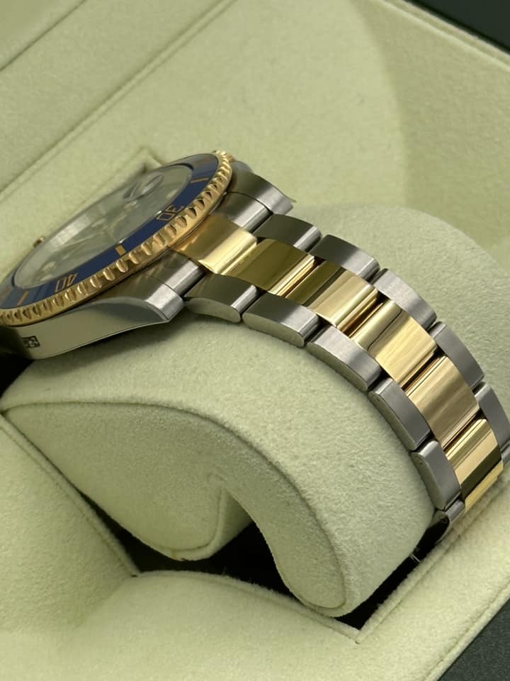 NEW OLD STOCK 2012 Rolex Submariner 40mm 116613LB RARE FLAT BLUE DIAL - Image 6