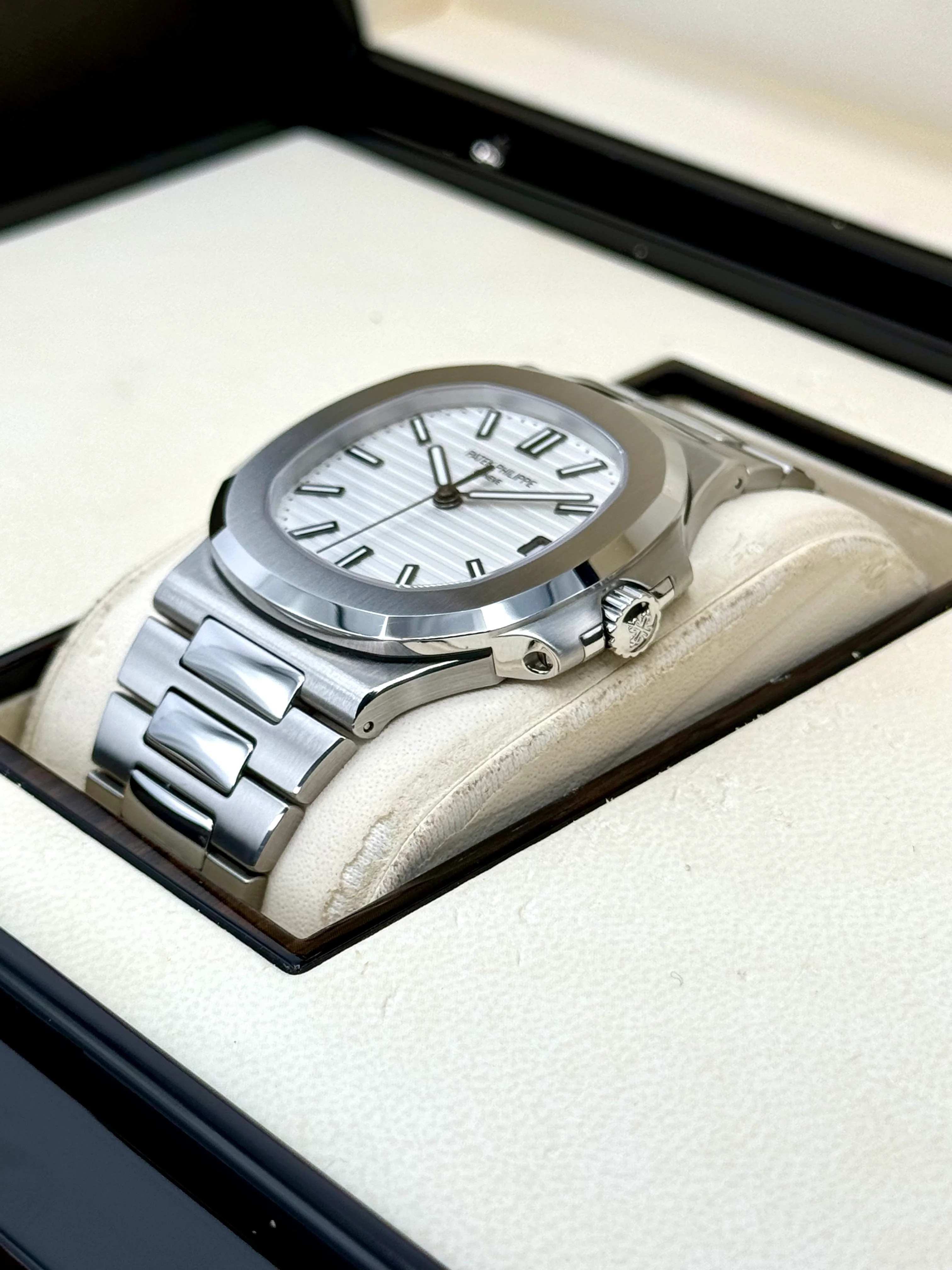 2015 Patek Philippe Nautilus 40mm 5711/1A Stainless Steel White Dial - Image 5