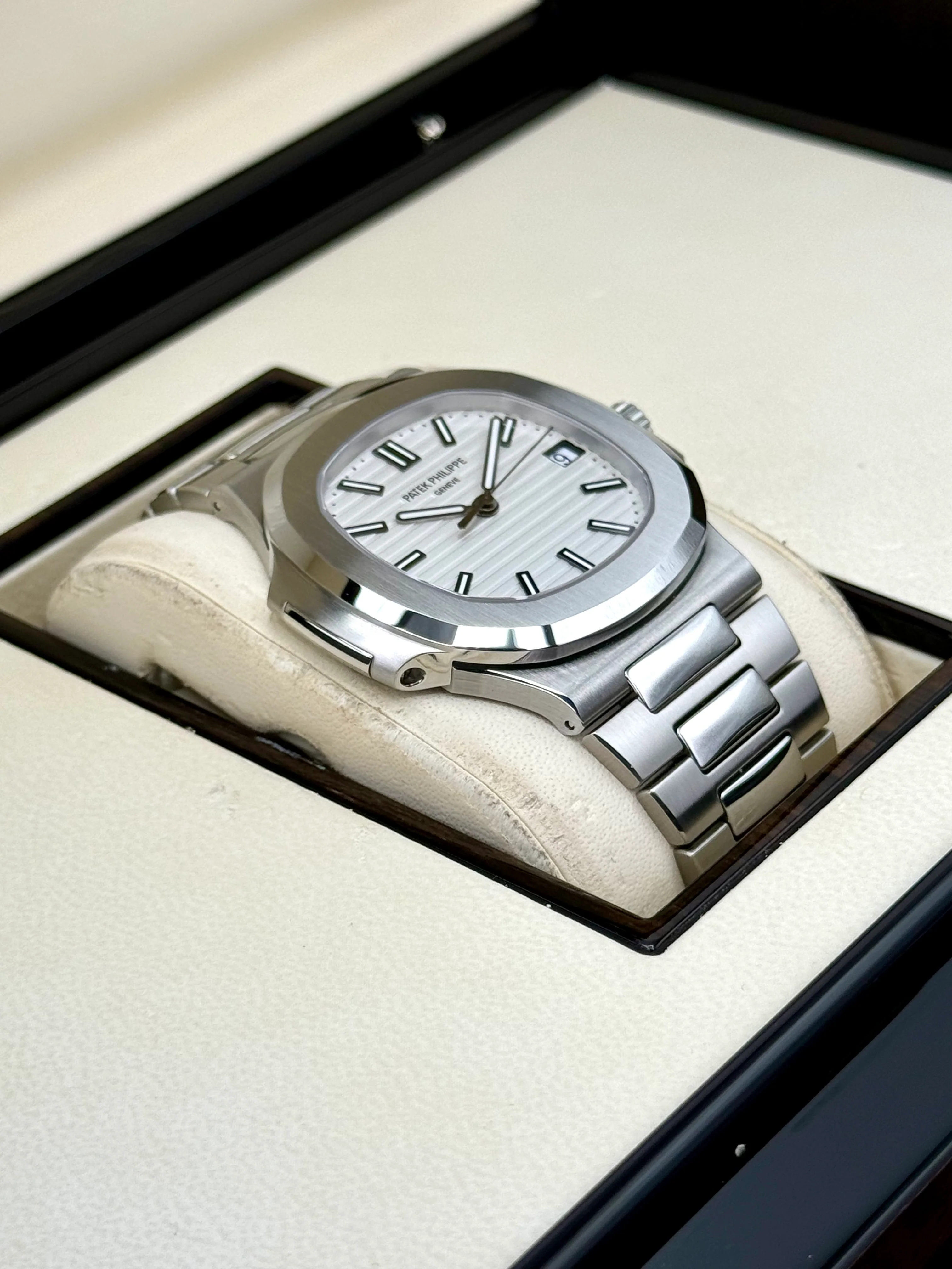 2015 Patek Philippe Nautilus 40mm 5711/1A Stainless Steel White Dial - Image 6