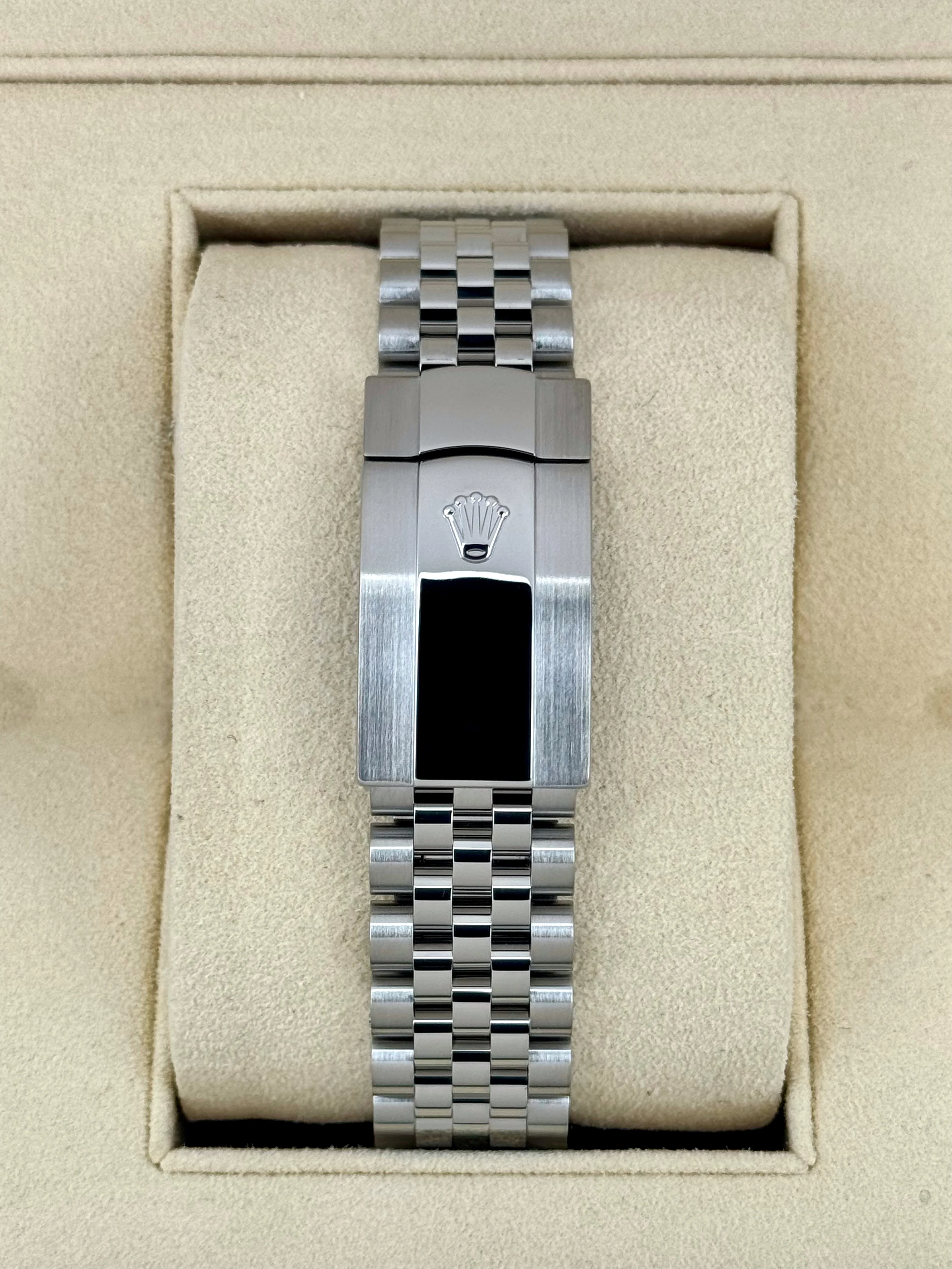 2017 Rolex Datejust 41mm 126334 Stainless Steel Jubilee Rhodium Dial - Image 2