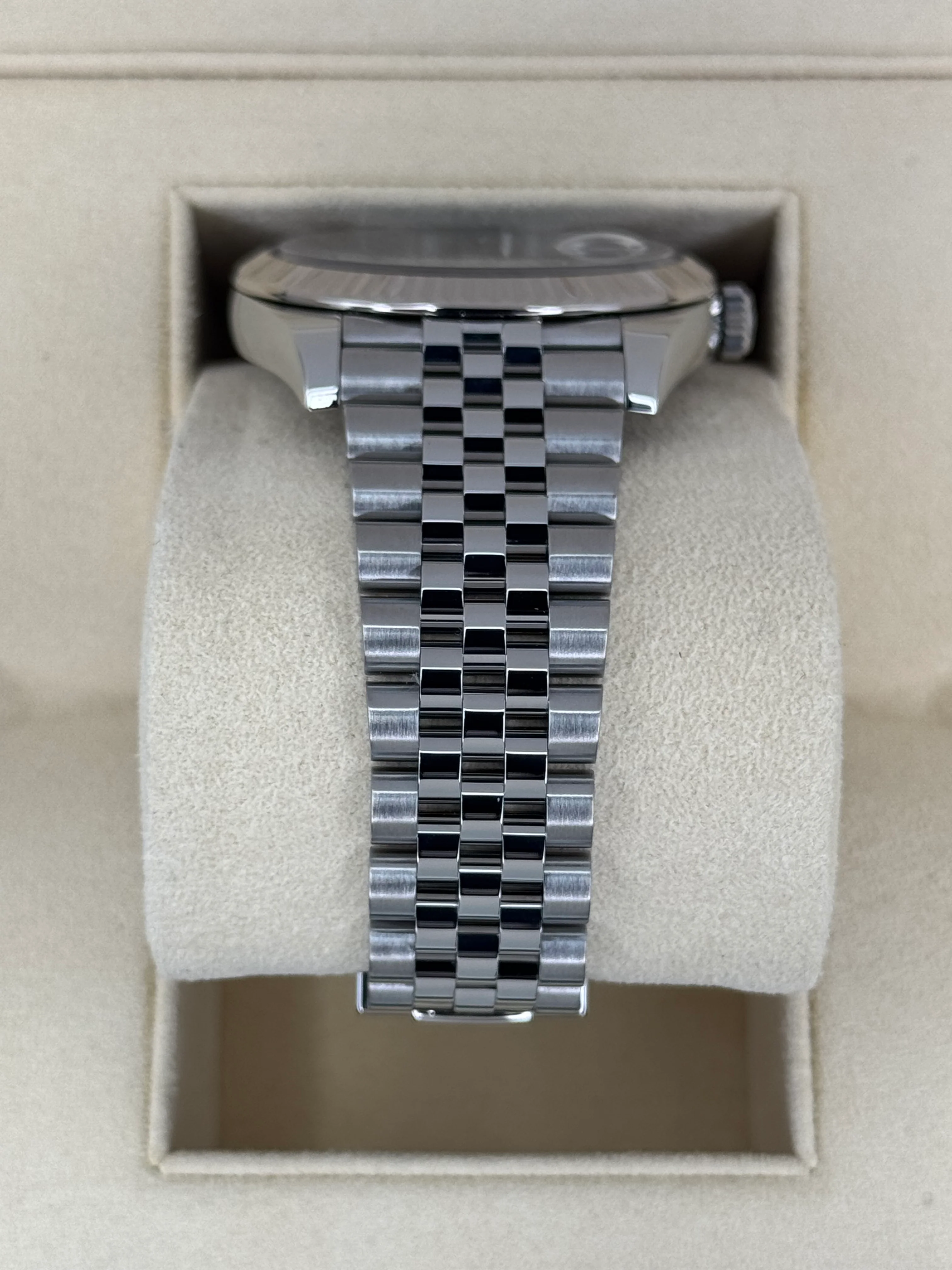 2017 Rolex Datejust 41mm 126334 Stainless Steel Jubilee Rhodium Dial - Image 3