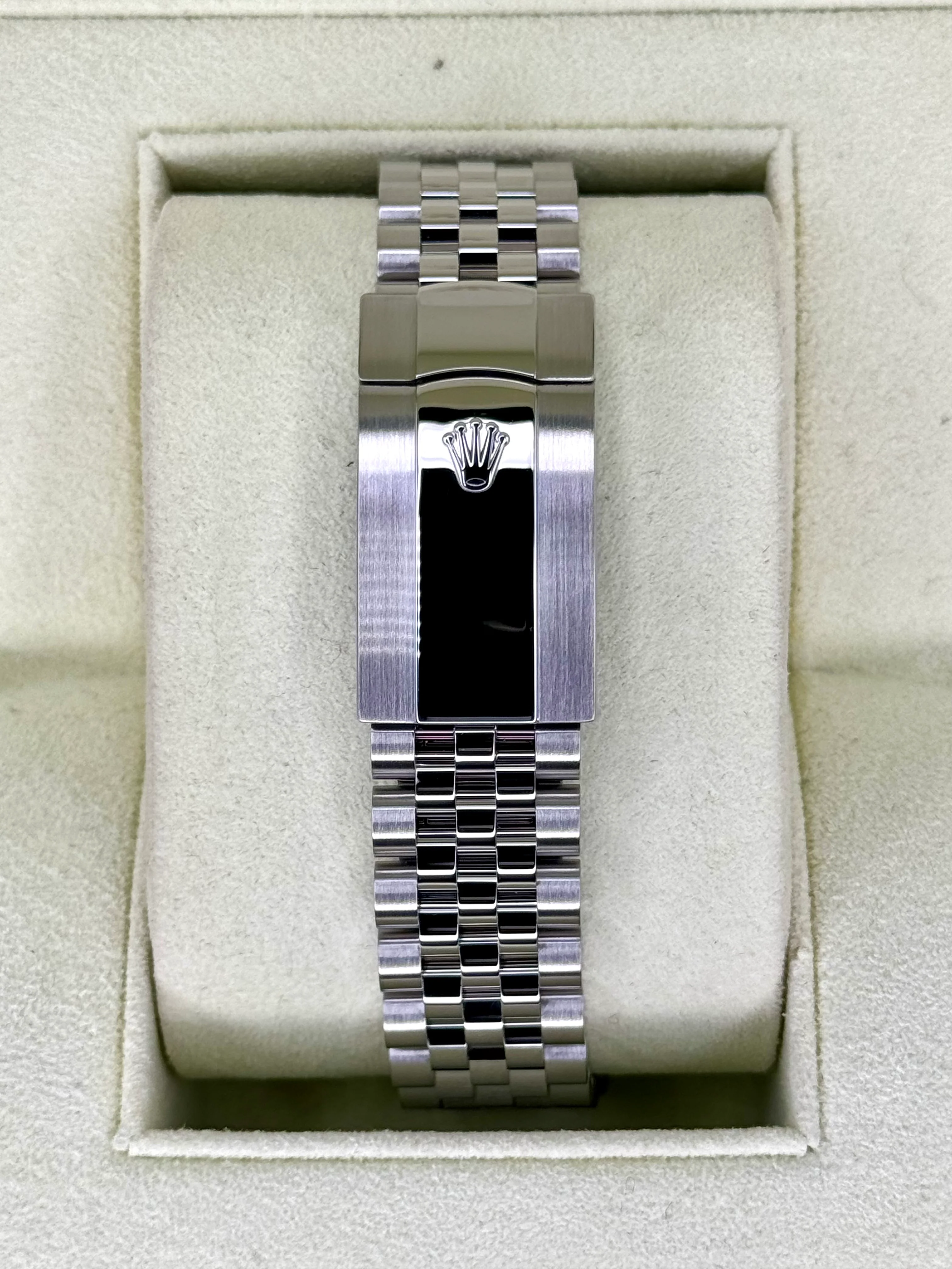 2017 Rolex Datejust 41mm 126334 Stainless Steel Jubilee Silver Dial - Image 2