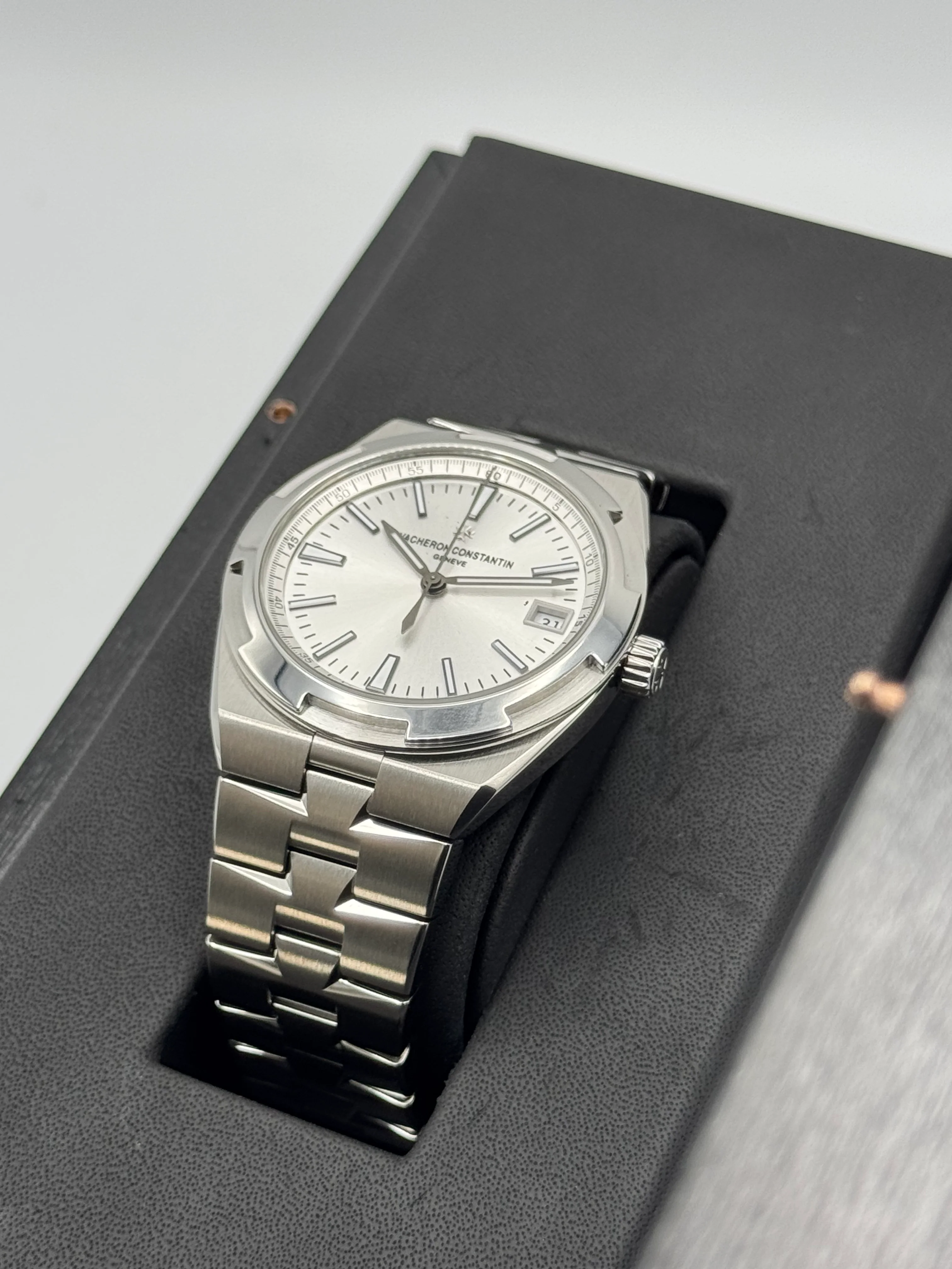 2018 Vacheron Constantin Overseas 41mm 4500V Stainless Silver Dial - Image 5
