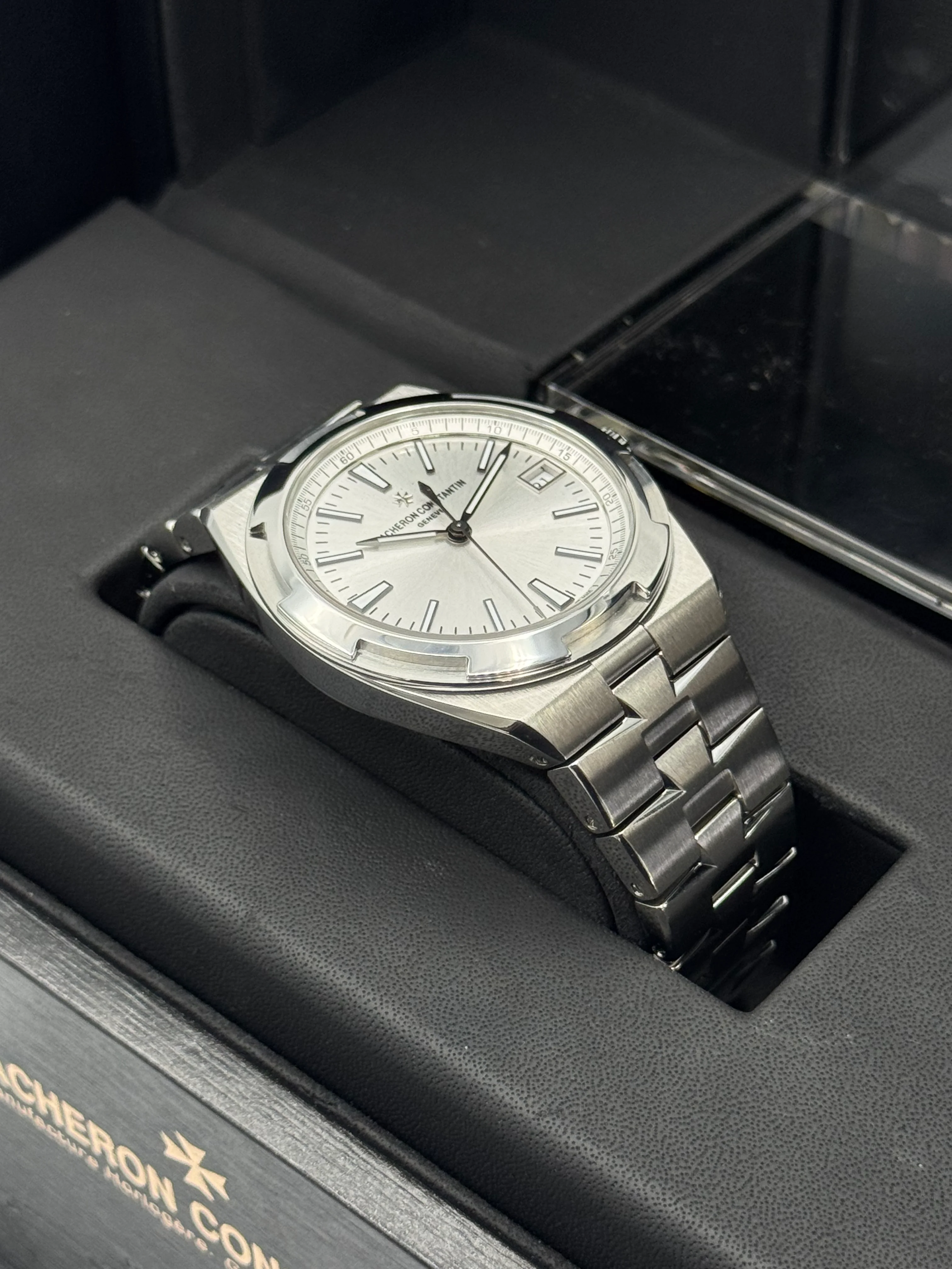 2018 Vacheron Constantin Overseas 41mm 4500V Stainless Silver Dial - Image 6