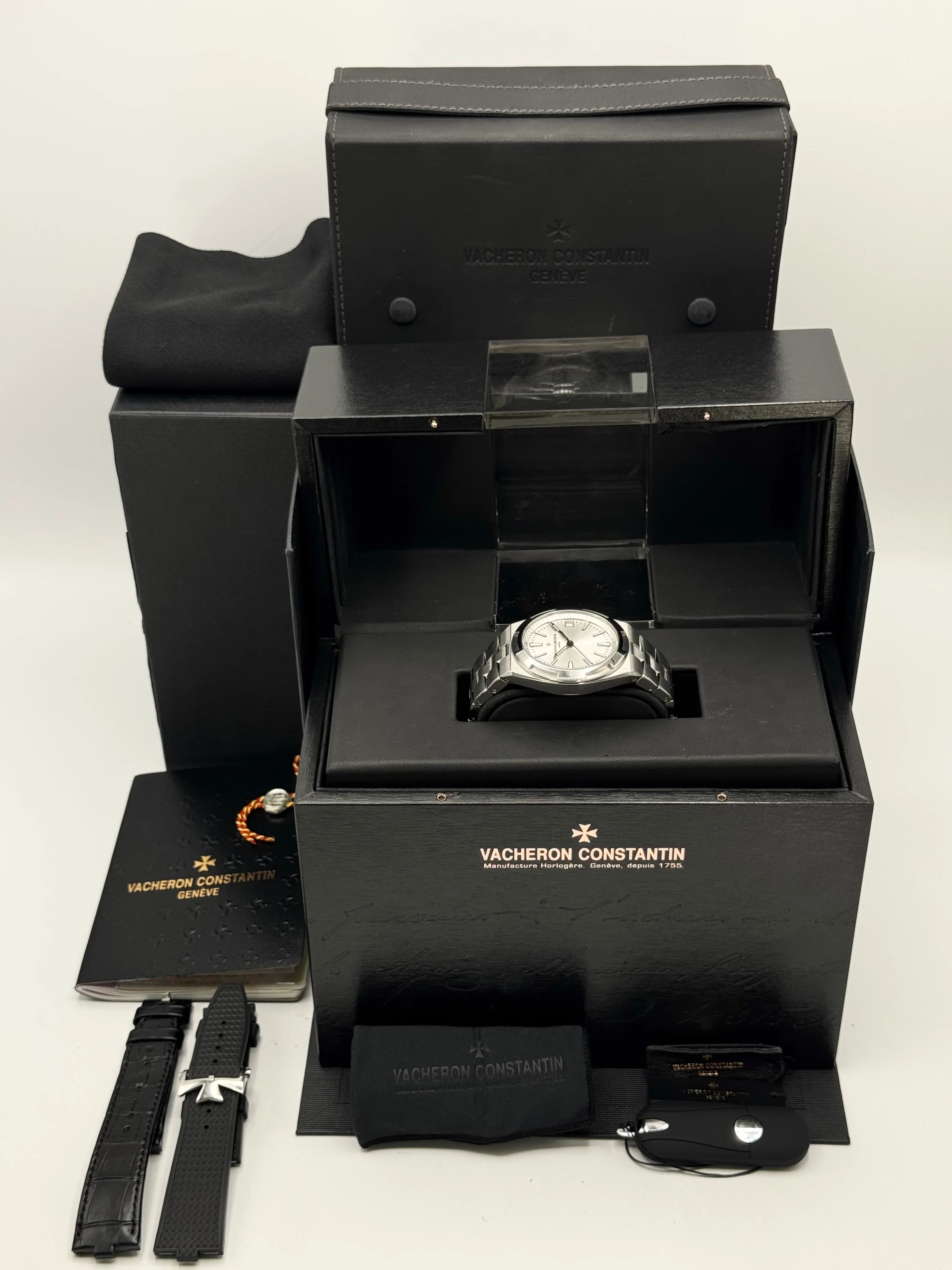 2018 Vacheron Constantin Overseas 41mm 4500V Stainless Silver Dial - Image 9