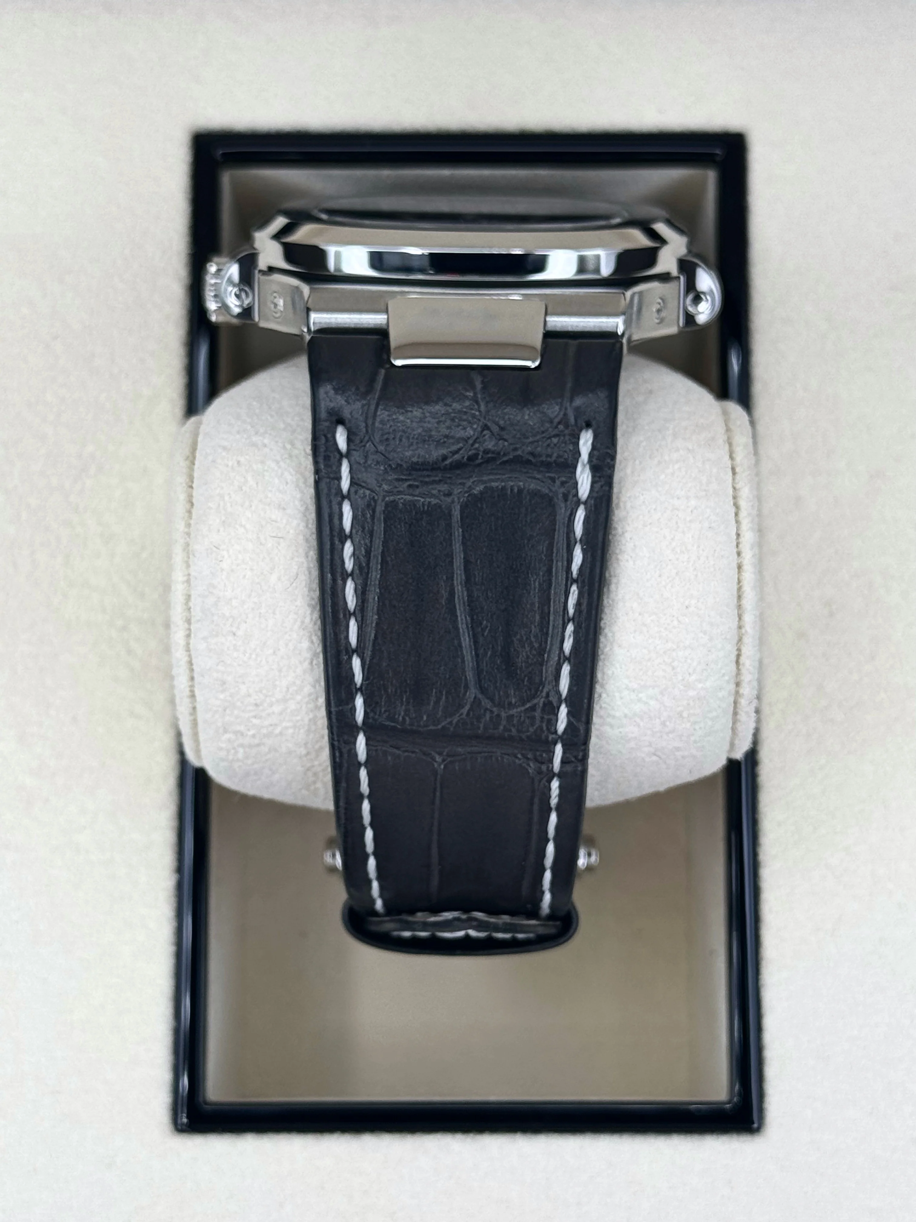 2021 Patek Philippe Nautilus 40.5mm 5726A Black Dial - Image 4
