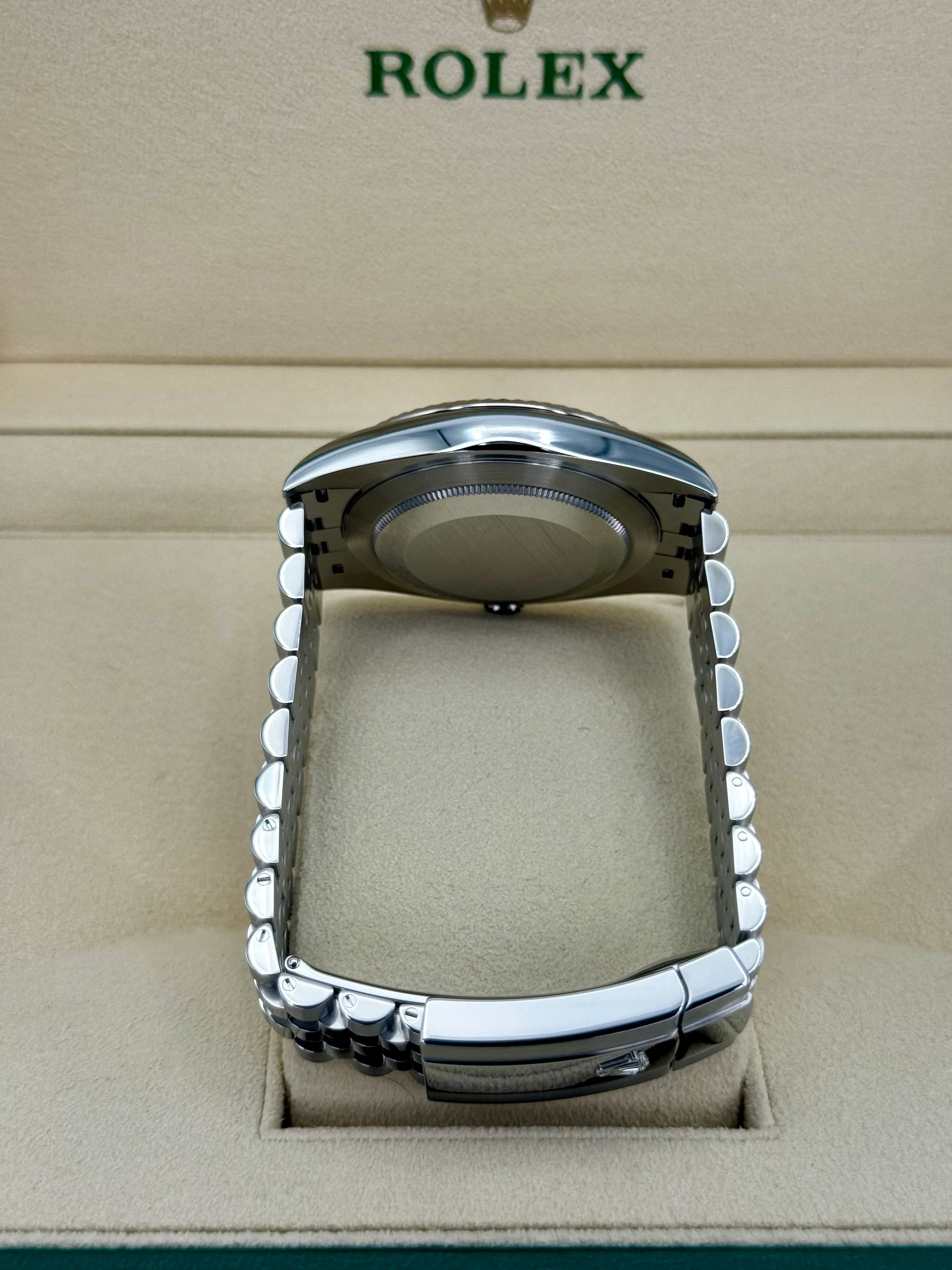 2021 Rolex Datejust 41mm 126334 Stainless Steel Jubilee Rhodium Dial - Image 10