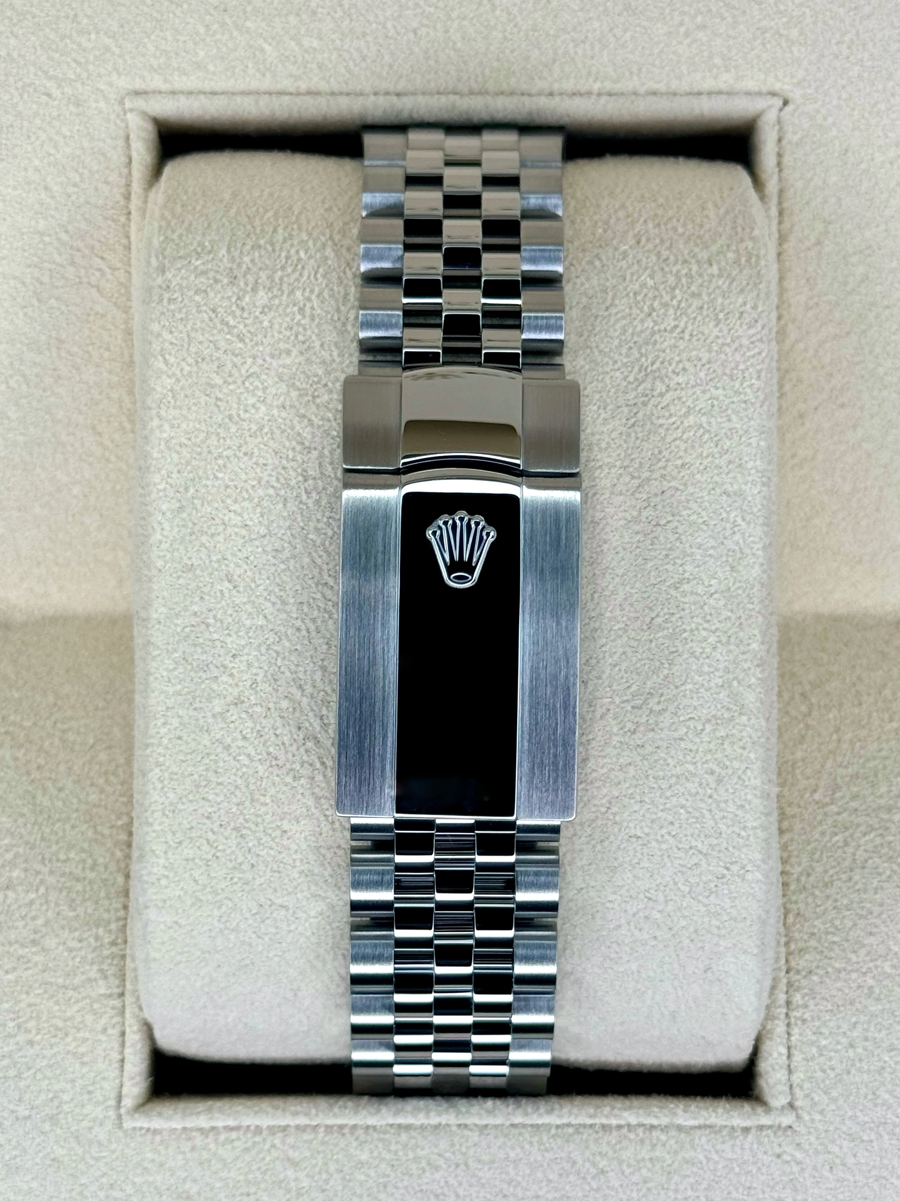 2021 Rolex Datejust 41mm 126334 Stainless Steel Jubilee Rhodium Dial - Image 2
