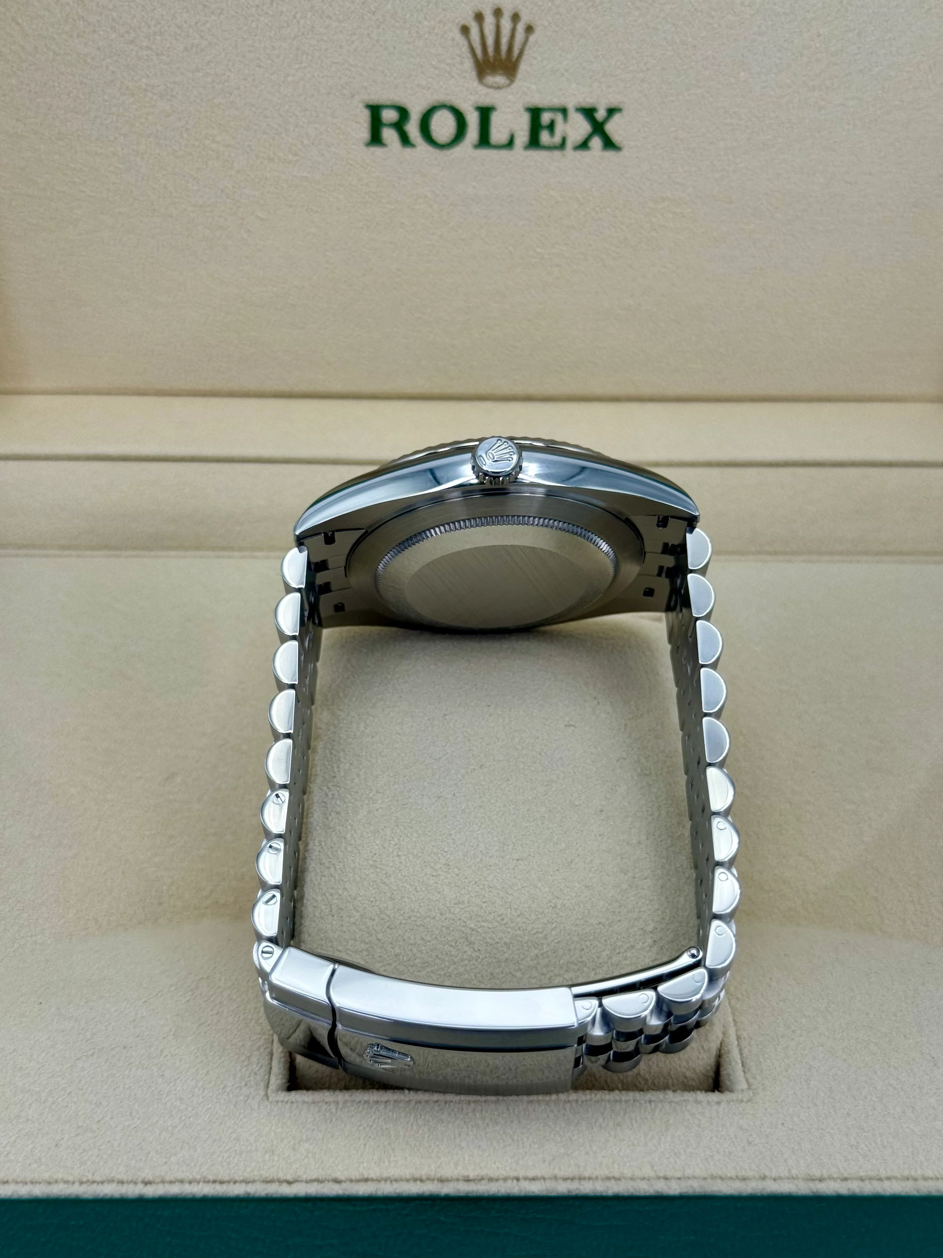 2021 Rolex Datejust 41mm 126334 Stainless Steel Jubilee Rhodium Dial - Image 9