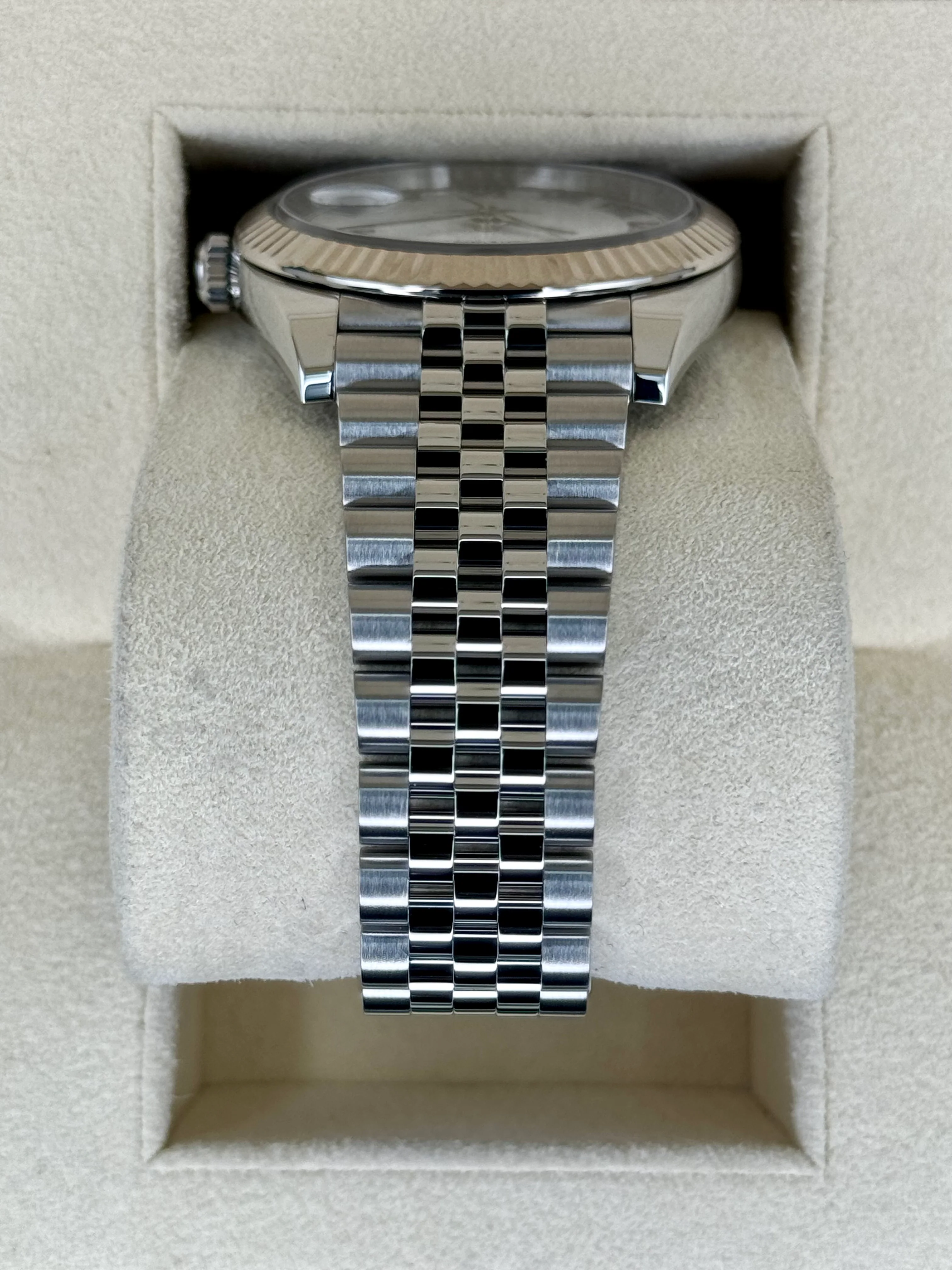 2021 Rolex Datejust 41mm 126334 Stainless Steel Jubilee White Dial - Image 4