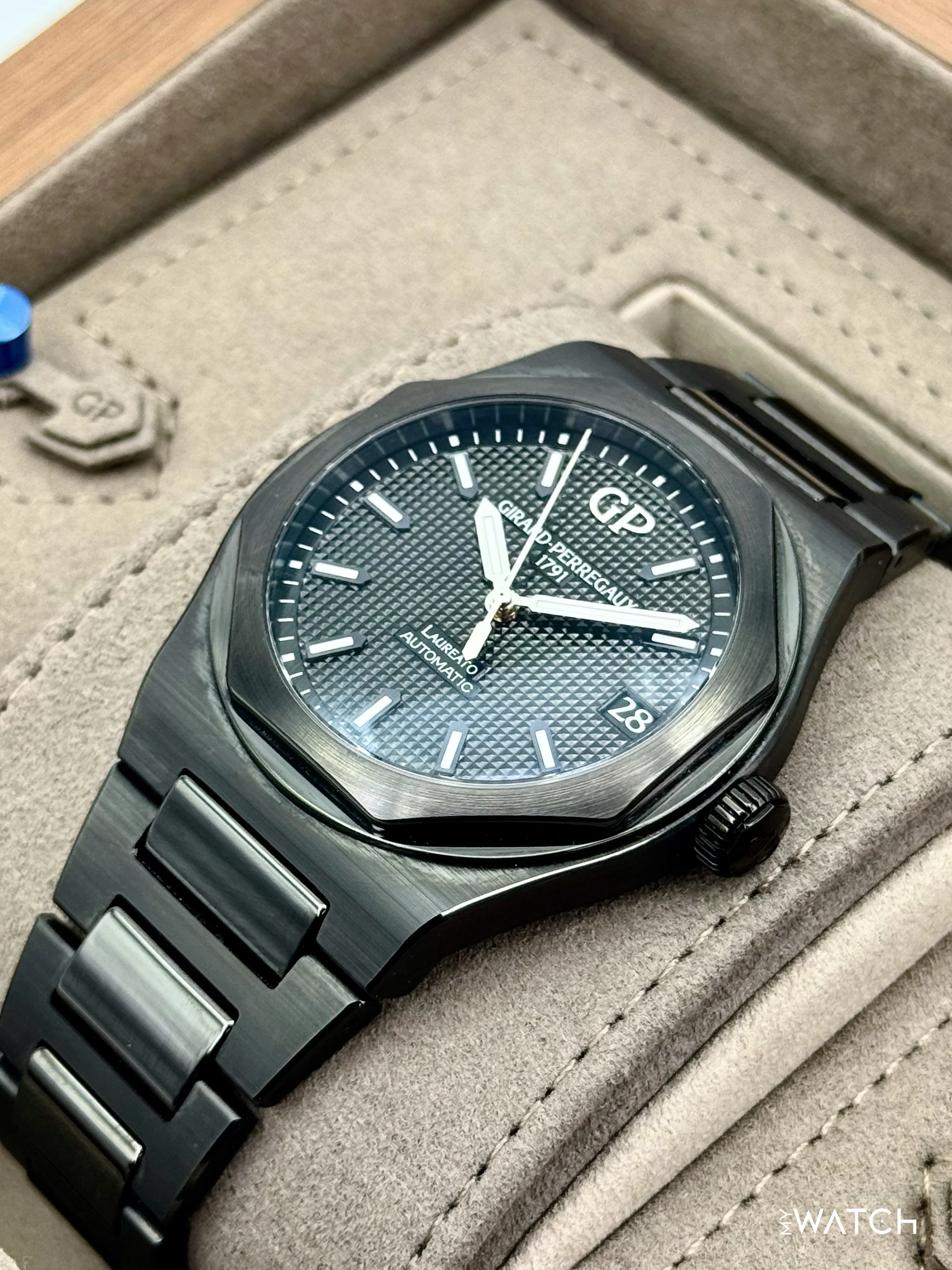 2022 Girard-Perregaux Laureato 42mm 81010-32-631-32A Ceramic Black Dial - Image 5