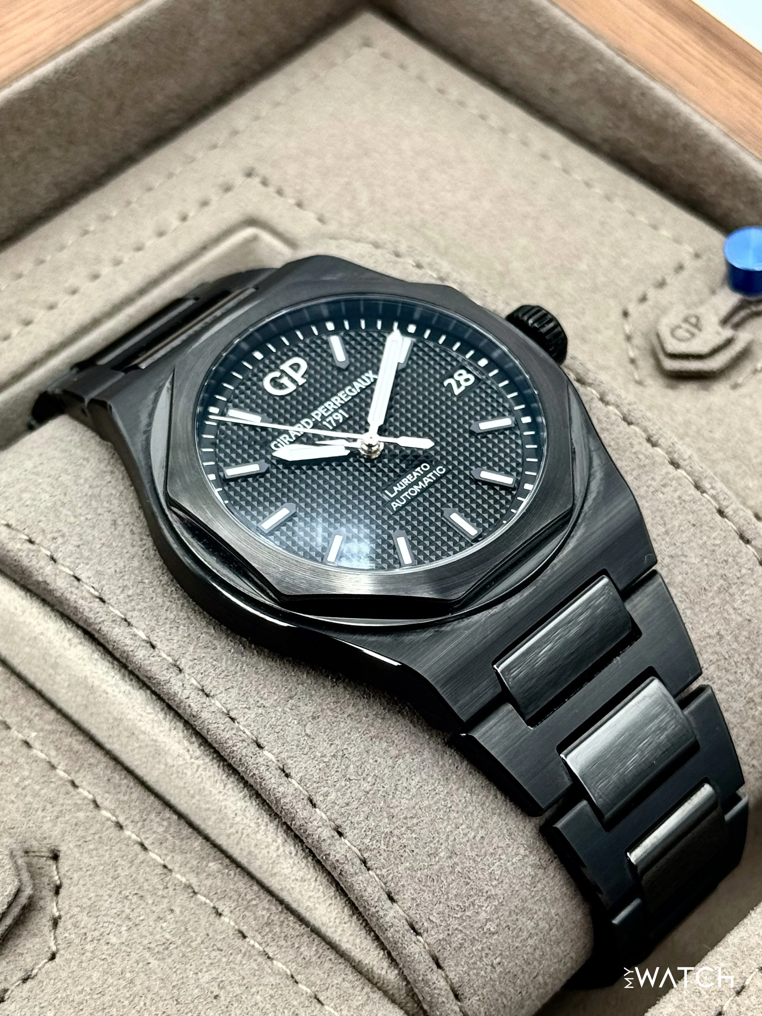 2022 Girard-Perregaux Laureato 42mm 81010-32-631-32A Ceramic Black Dial - Image 6