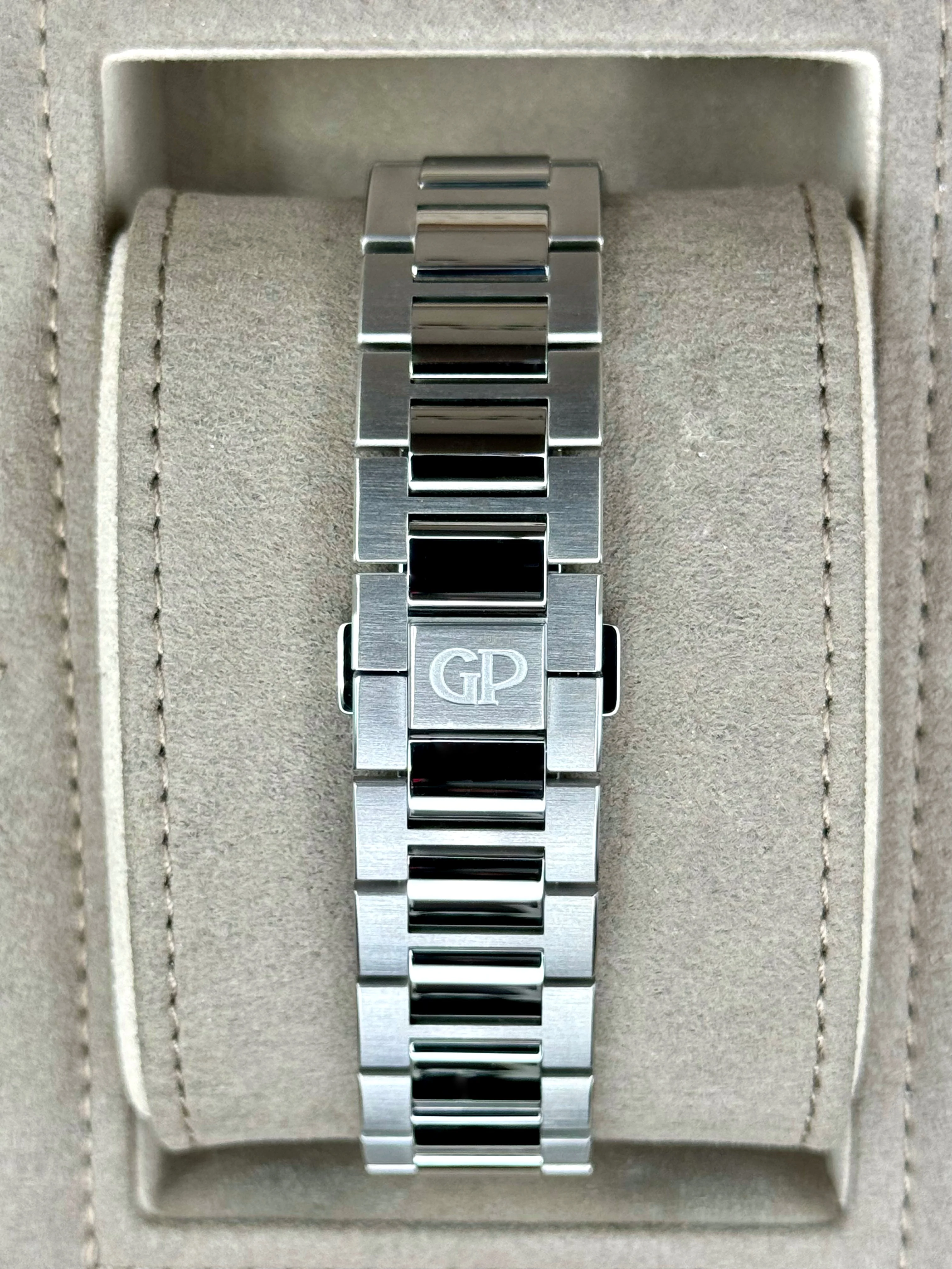 2022 Girard-Perregaux Laureato 42mm 81015-11-001-11A Skelton Dial - Image 2