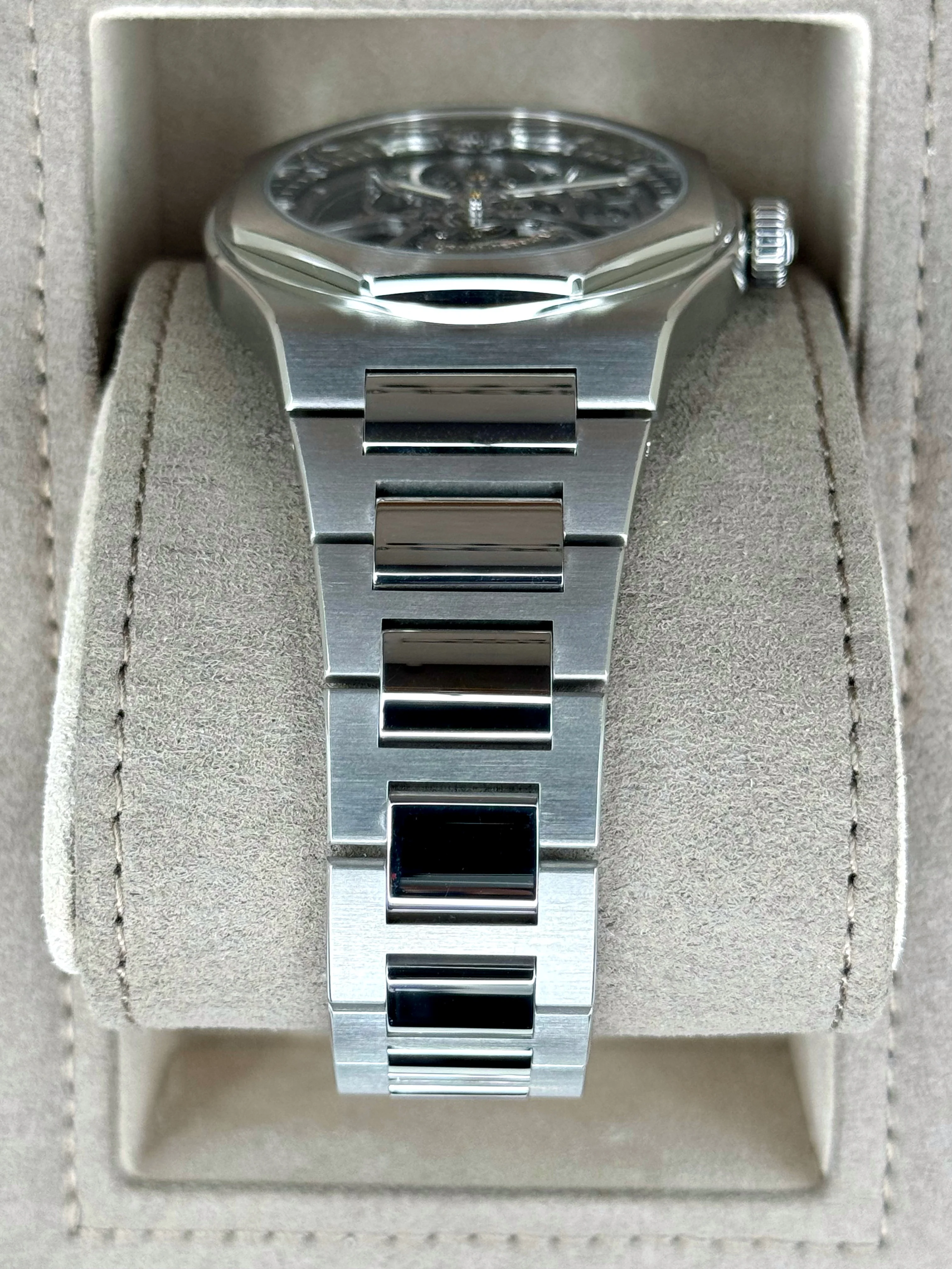 2022 Girard-Perregaux Laureato 42mm 81015-11-001-11A Skelton Dial - Image 3
