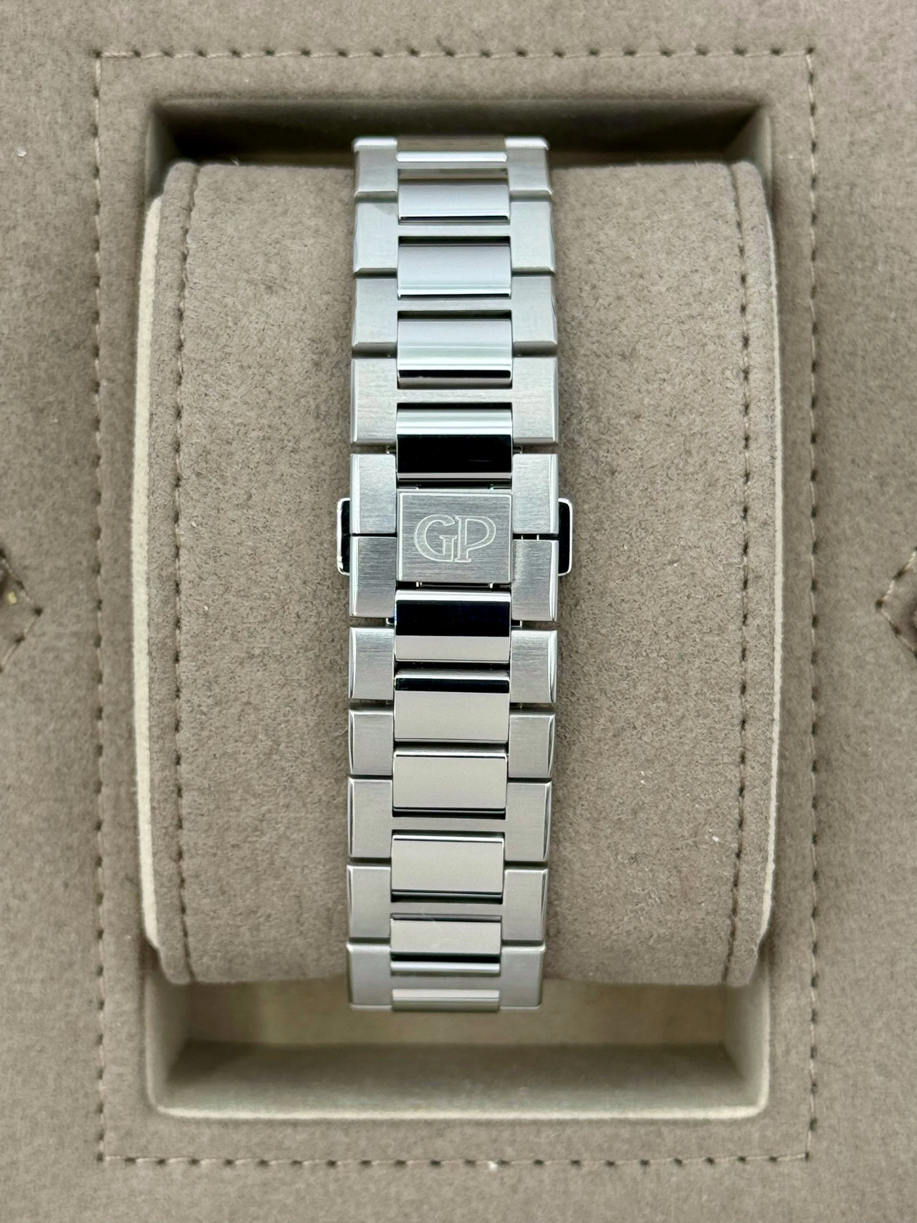 2022 Girard-Perregaux Laureato Chronograph 42mm 81020-11-431-11A Blue Dial - Image 2