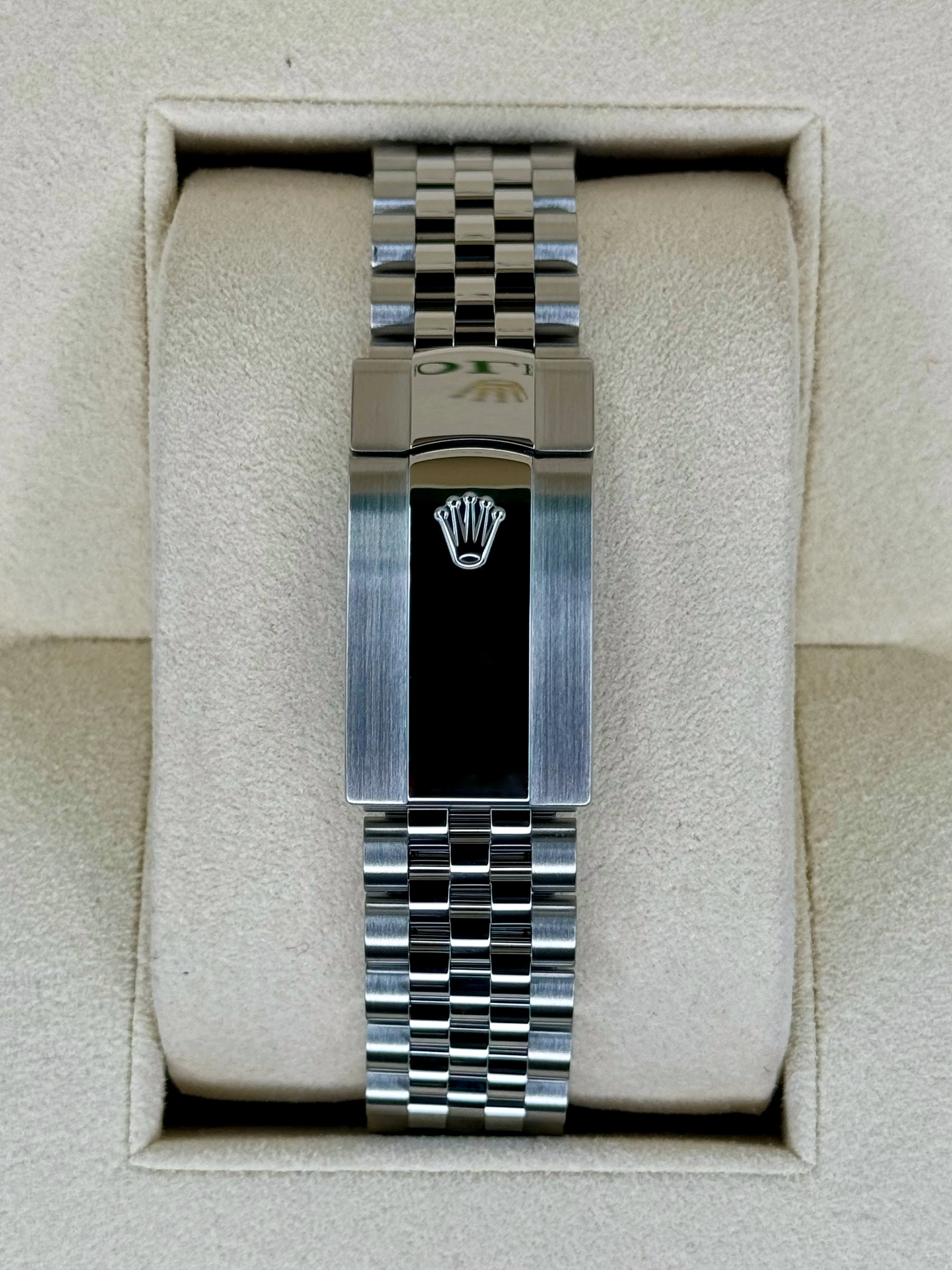 2022 Rolex Datejust 41mm 126300 Jubilee Green Dial - Image 2