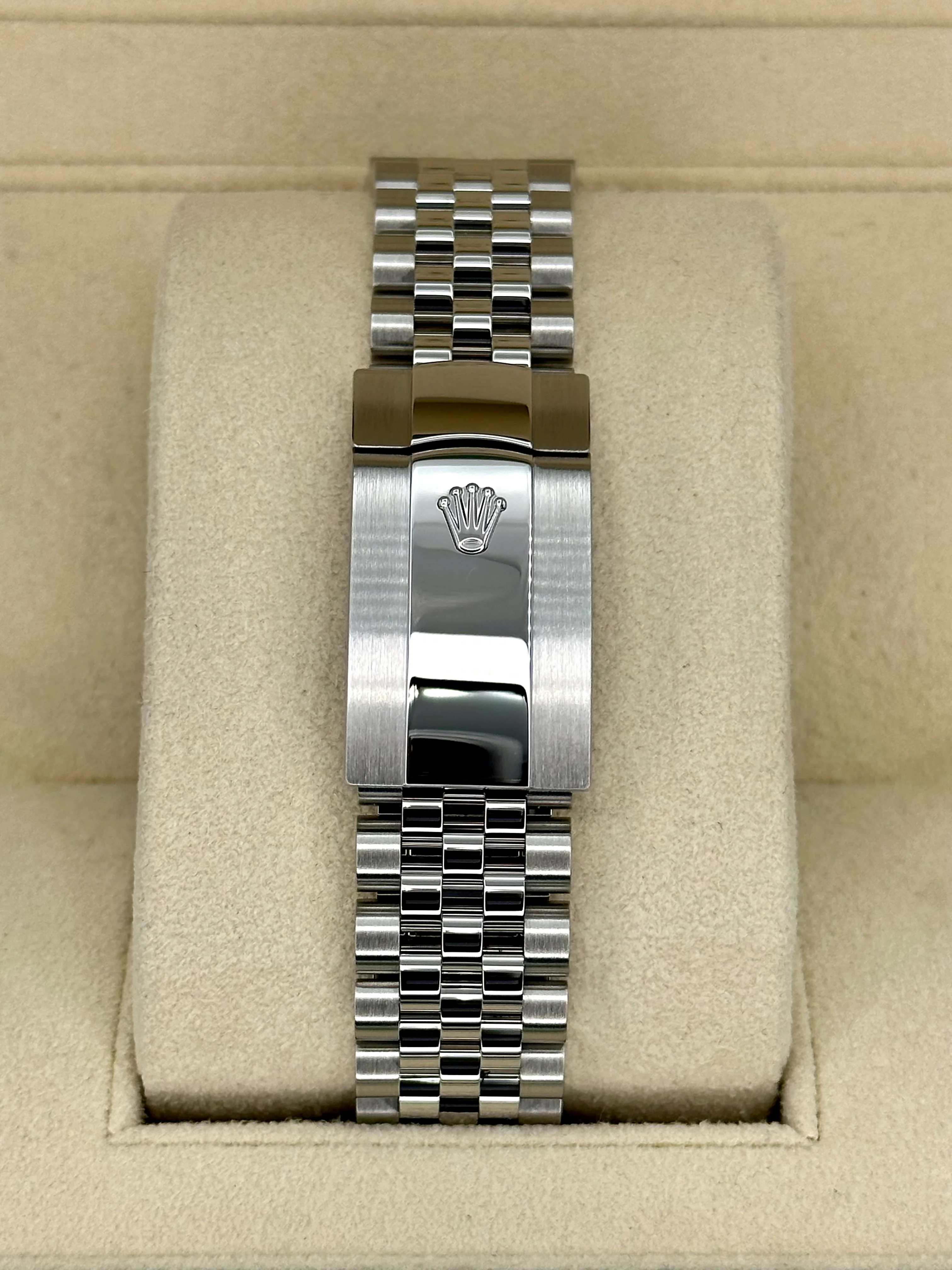 2022 Rolex Datejust 41mm 126300 Jubilee Wimbledon Dial - Image 2