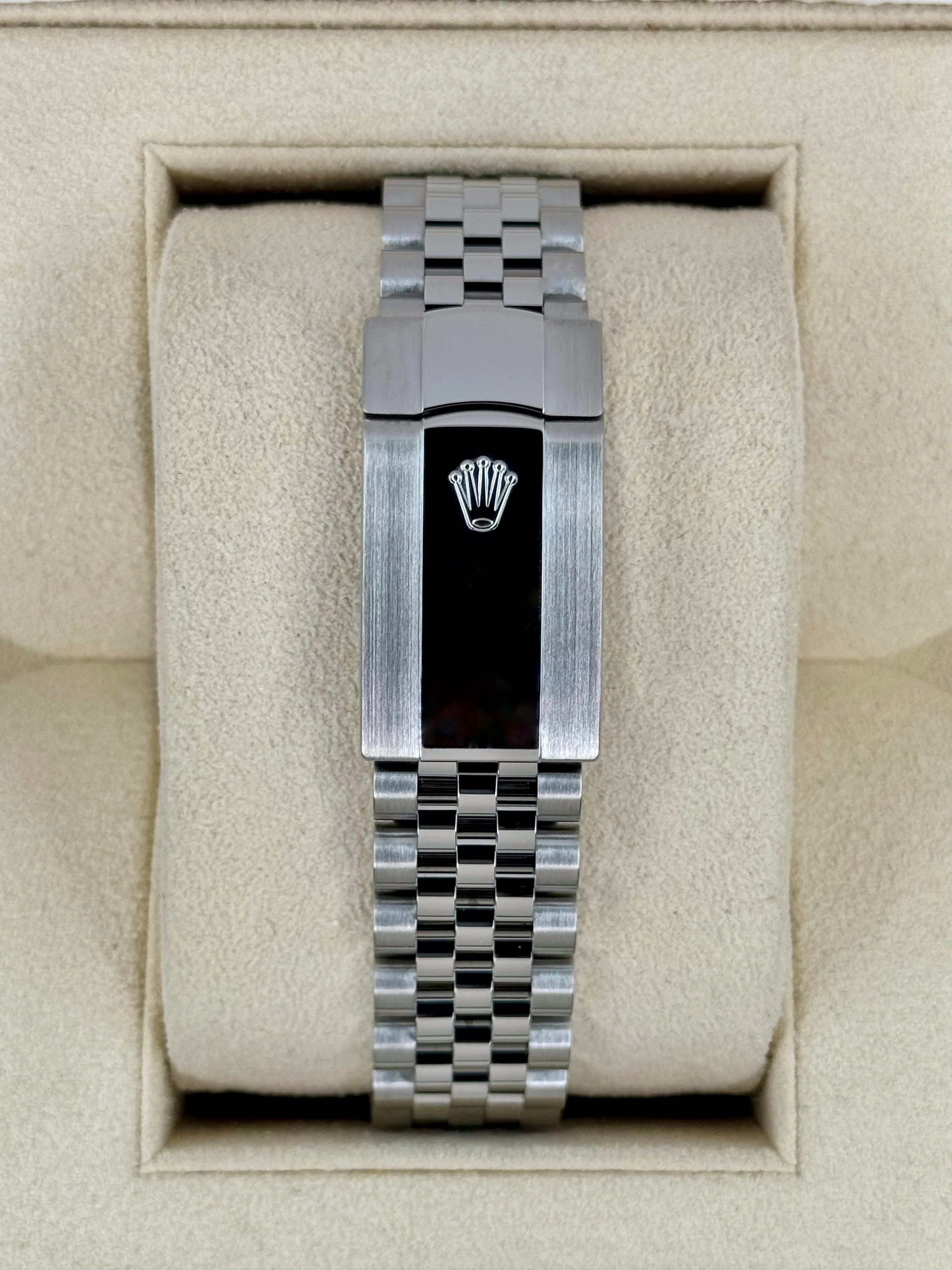 2022 Rolex Datejust 41mm 126334 Stainless Steel Jubilee Blue Dial - Image 2