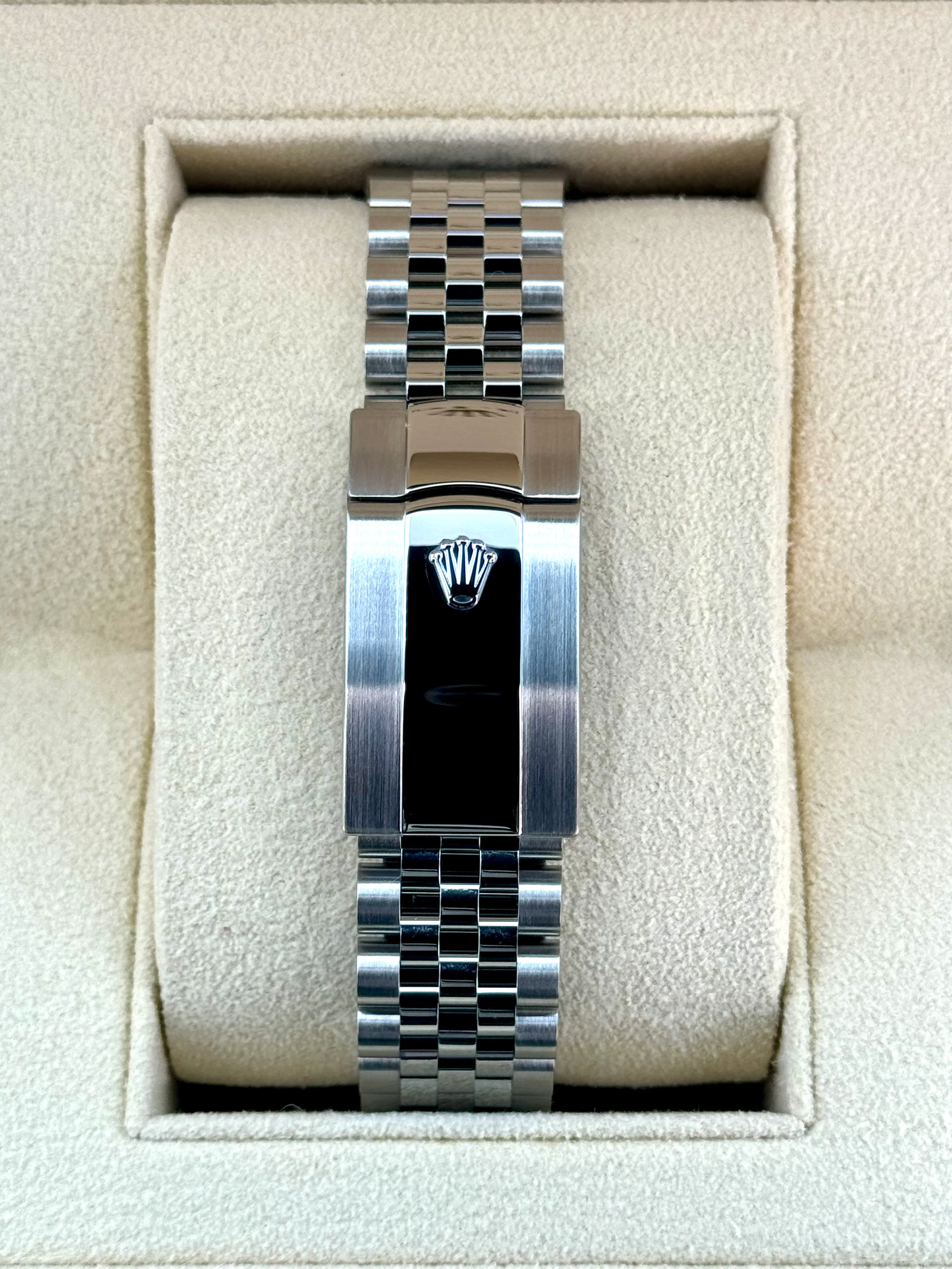 2022 Rolex Datejust 41mm 126334 Stainless Steel Jubilee Blue Dial - Image 2