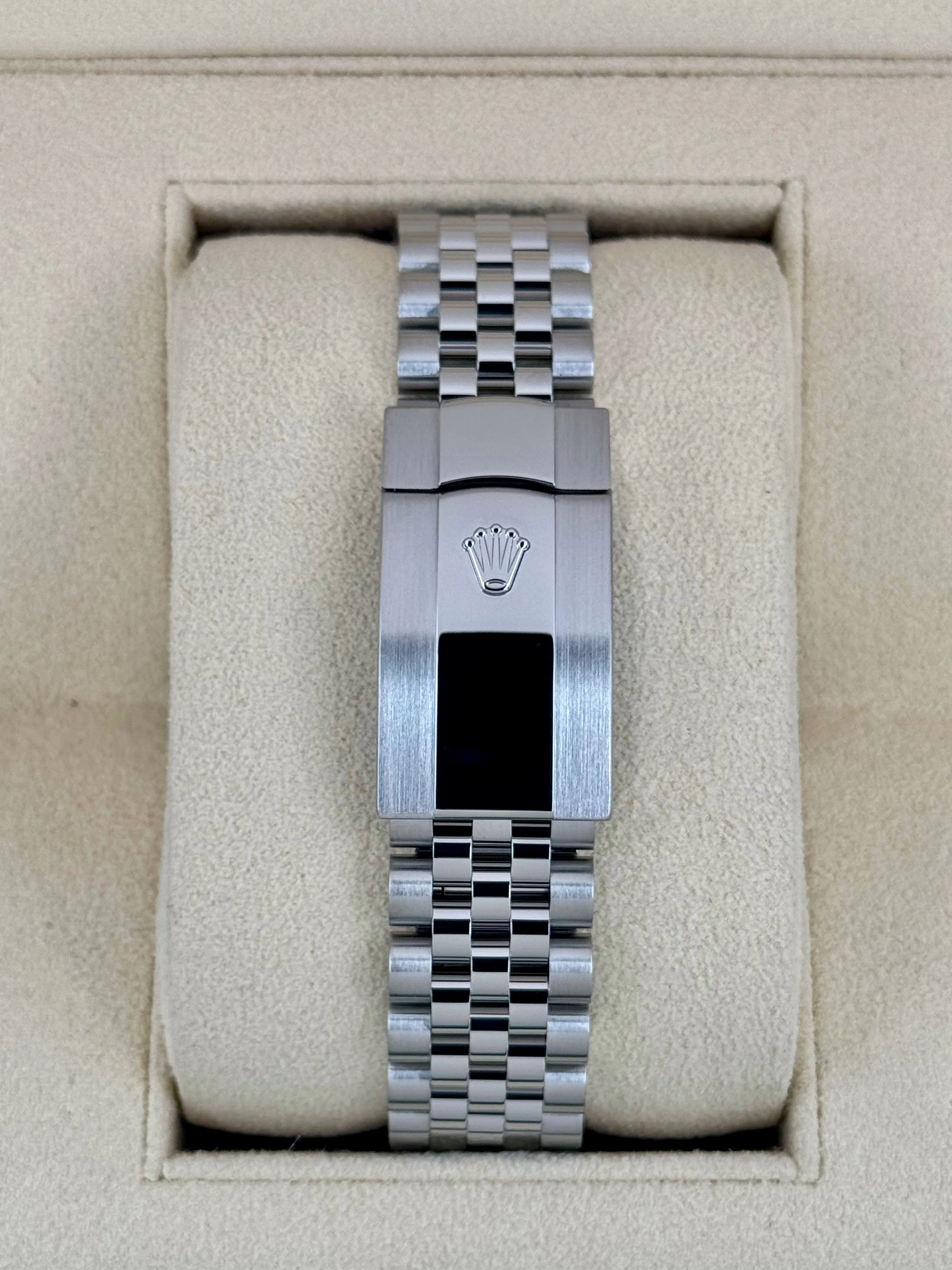 2022 Rolex Datejust 41mm 126334 Stainless Steel Jubilee Green Dial - Image 2