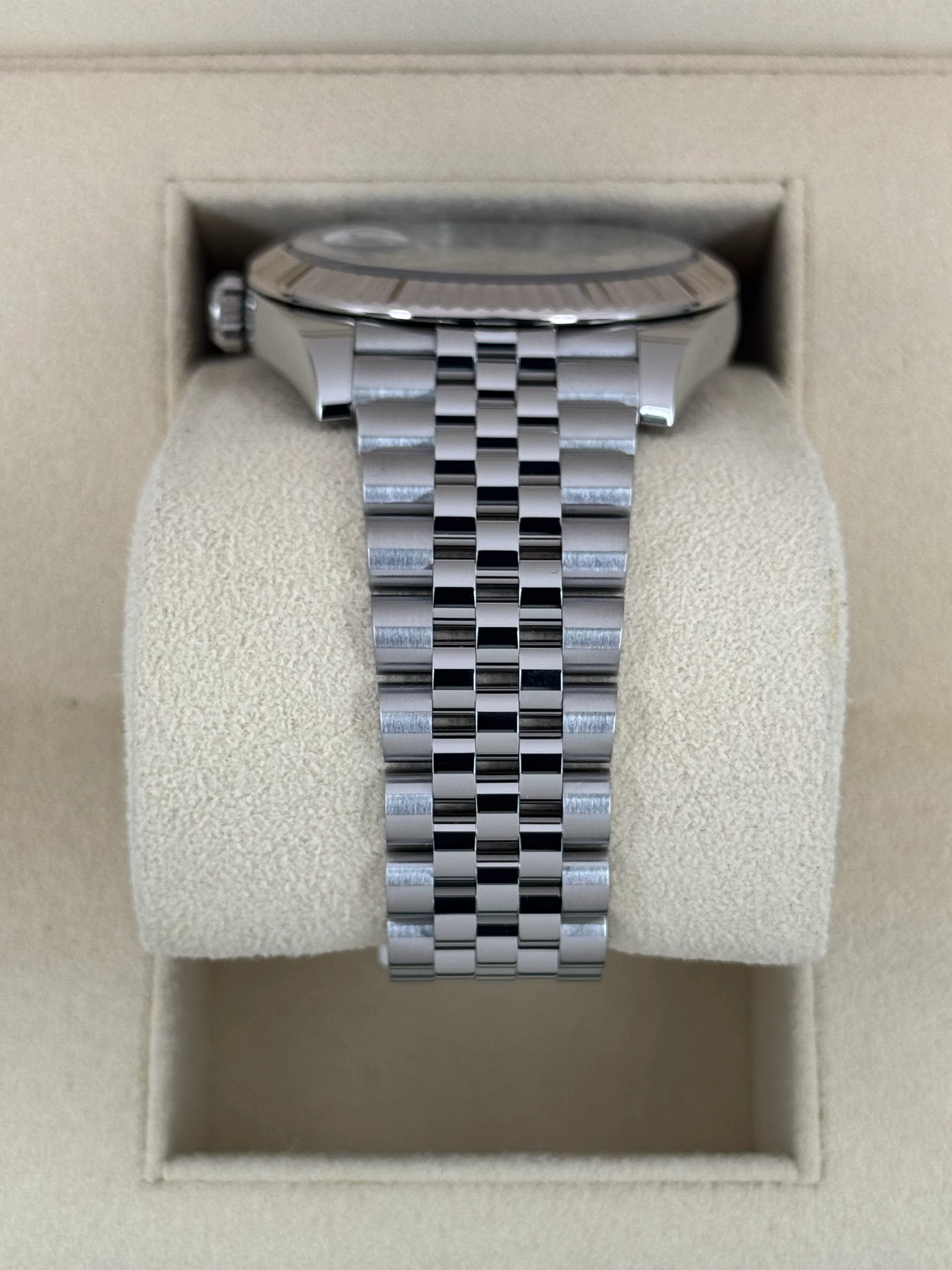 2022 Rolex Datejust 41mm 126334 Stainless Steel Jubilee Green Dial - Image 4