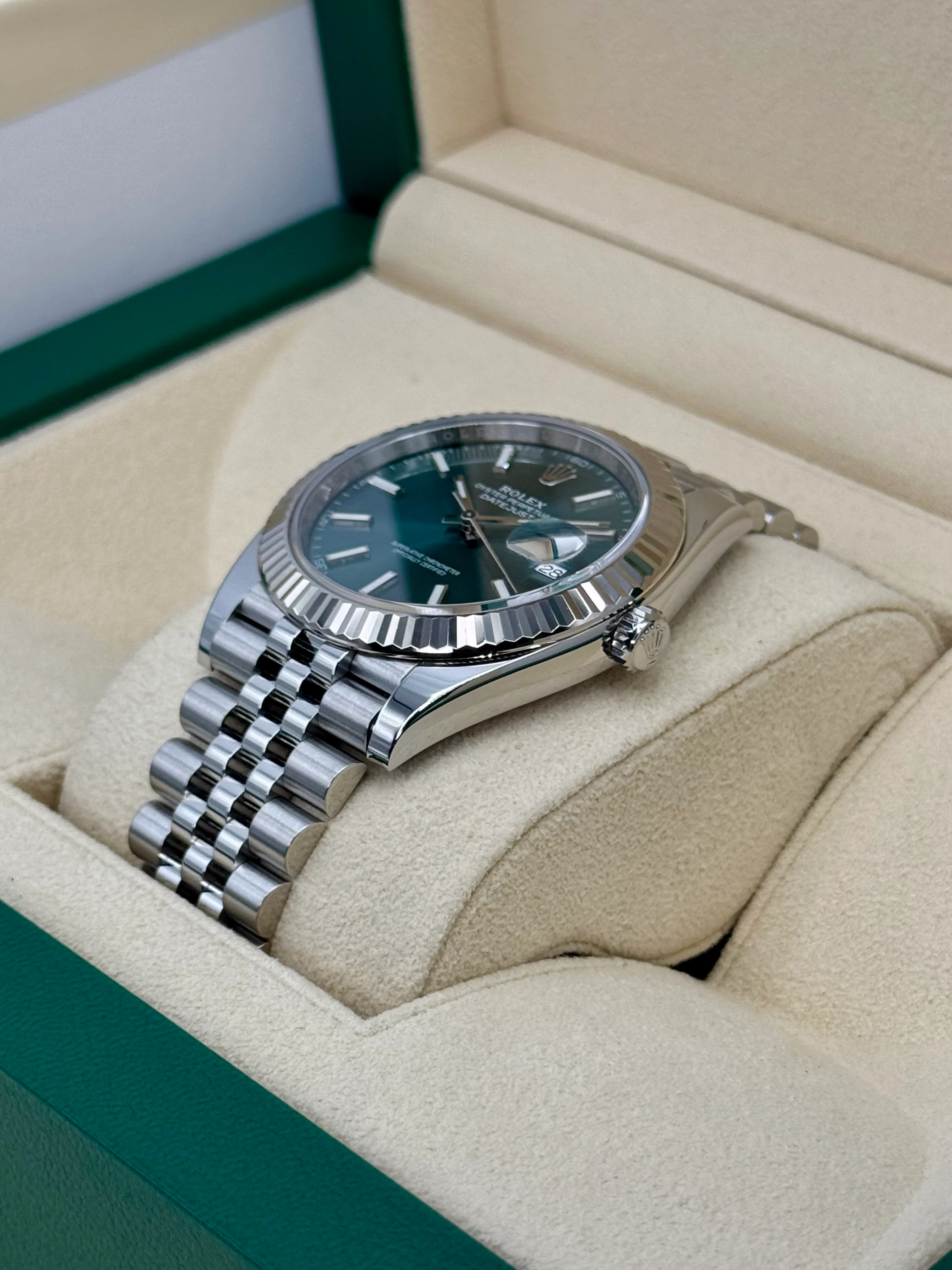 2022 Rolex Datejust 41mm 126334 Stainless Steel Jubilee Green Dial - Image 5