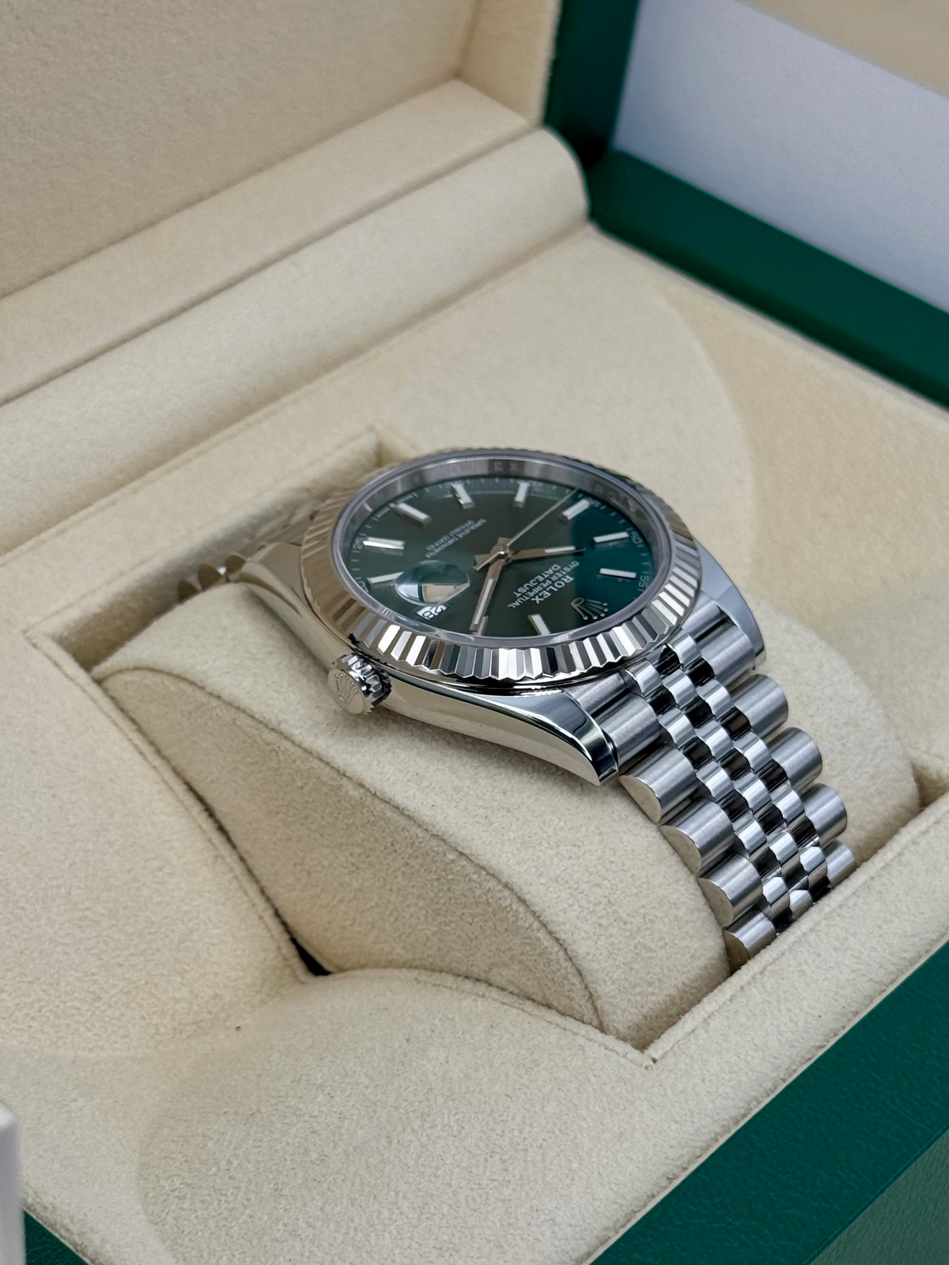 2022 Rolex Datejust 41mm 126334 Stainless Steel Jubilee Green Dial - Image 8