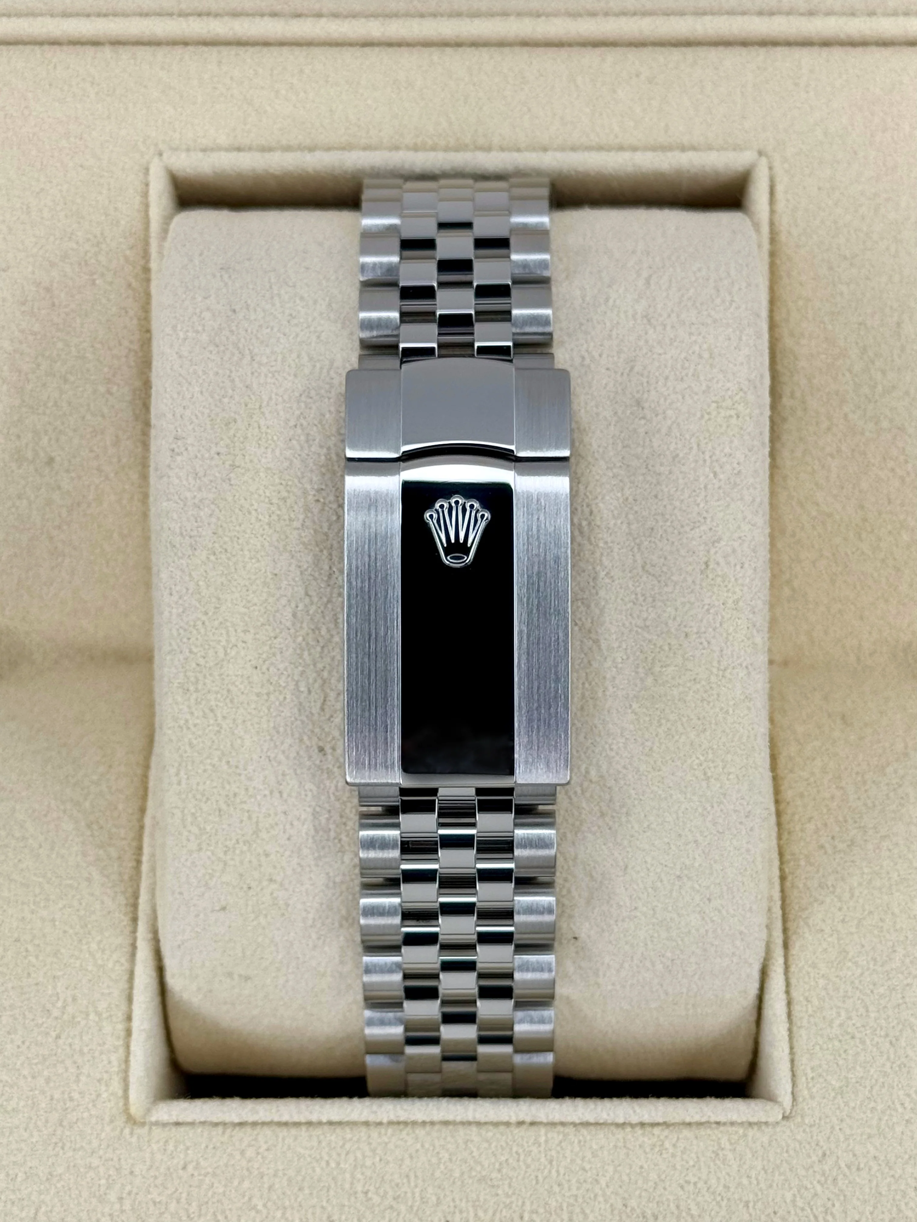 2022 Rolex Datejust 41mm 126334 Stainless Steel Jubilee White Dial - Image 2