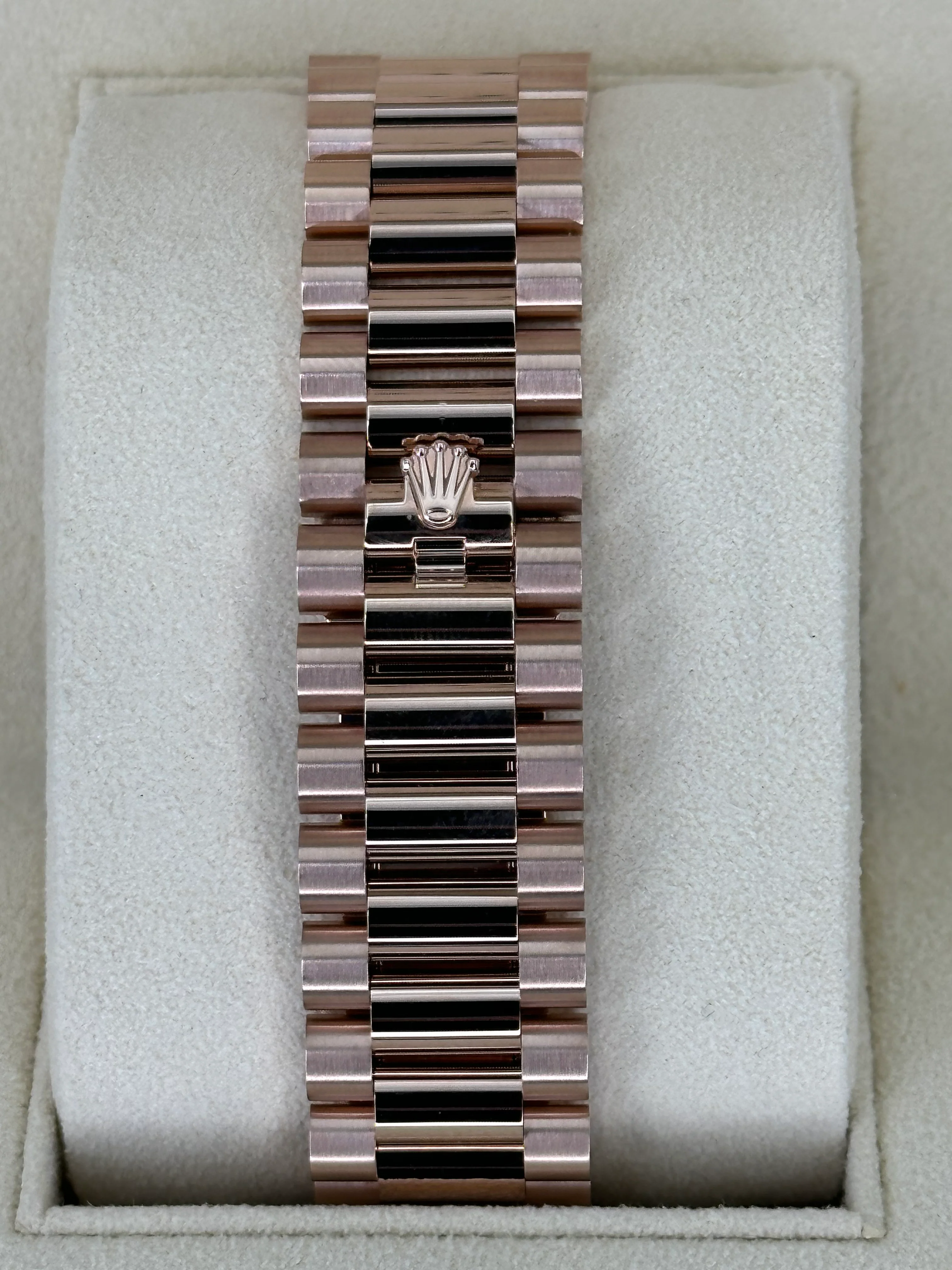 NEW 2022 Rolex Day-Date 40mm 228235 Presidential Rose Gold Olive Dial - Image 2