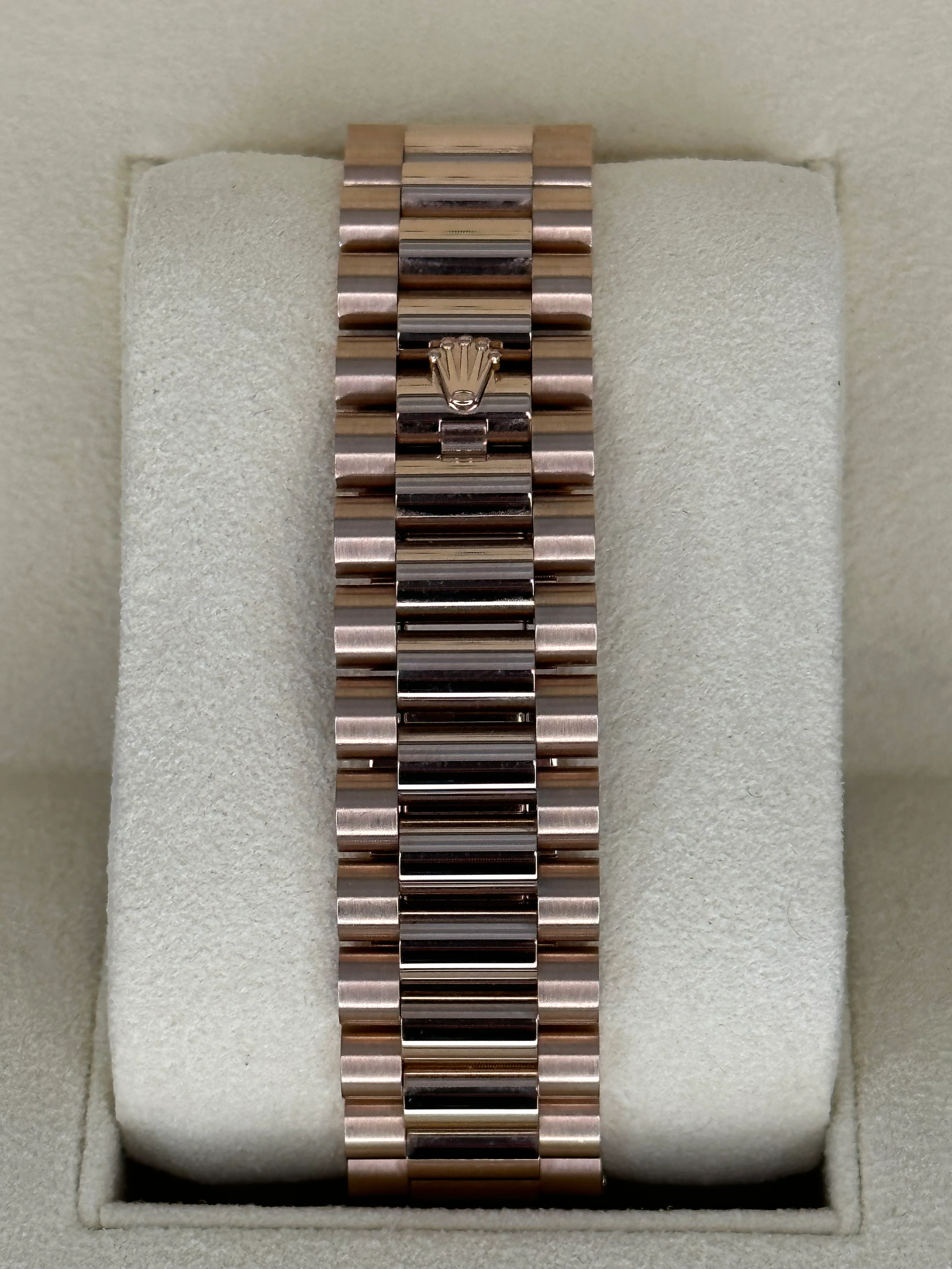 NEW 2022 Rolex Day-Date 40mm 228235 Presidential Rose Gold Olive Dial - Image 2