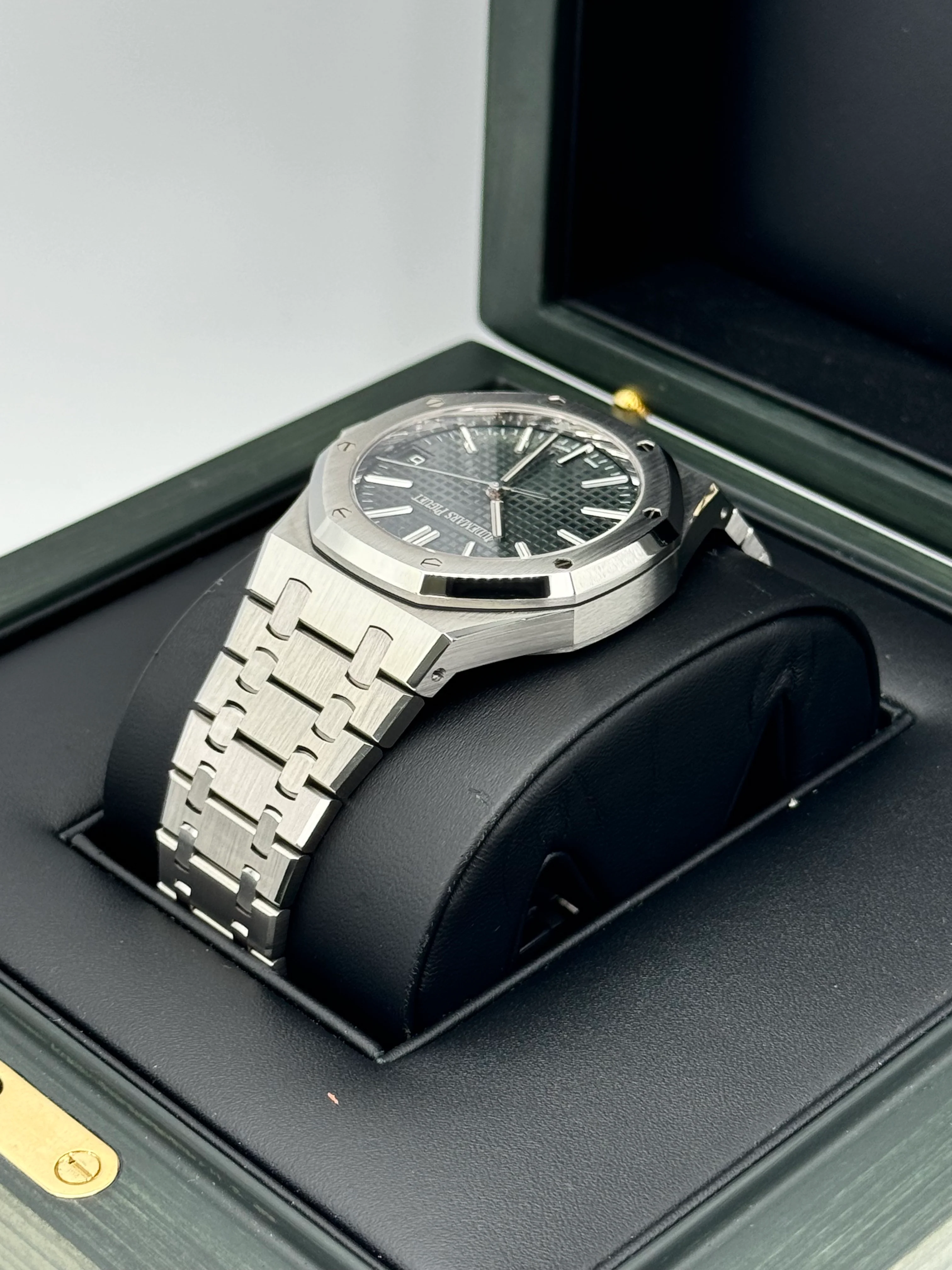 2023 Audemars Piguet  Royal Oak  41mm 15510ST Green Dial - Image 7
