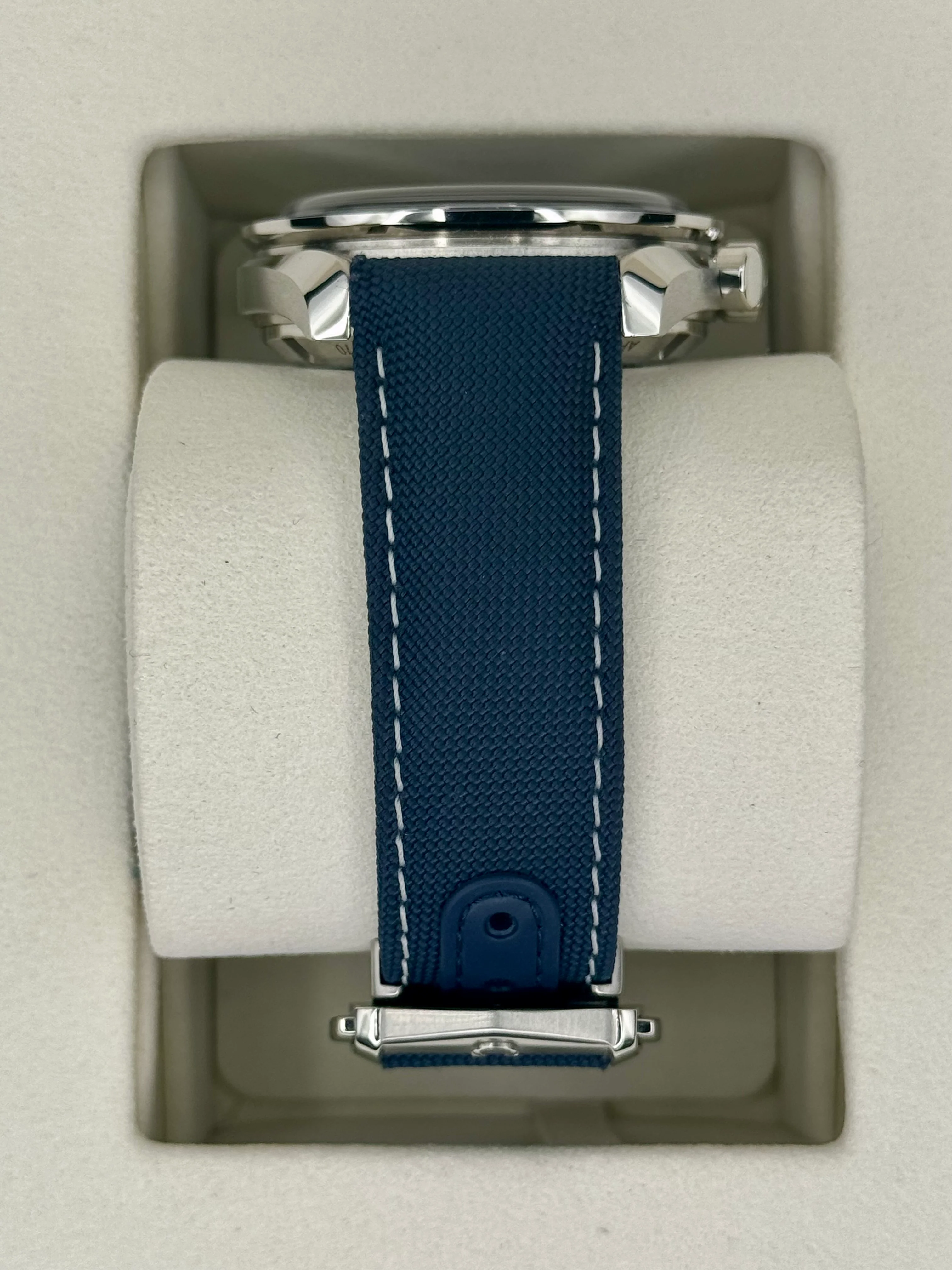 2023 Omega Speedmaster Silver Snoopy Award 310.32.42.50.02.001 - Image 3