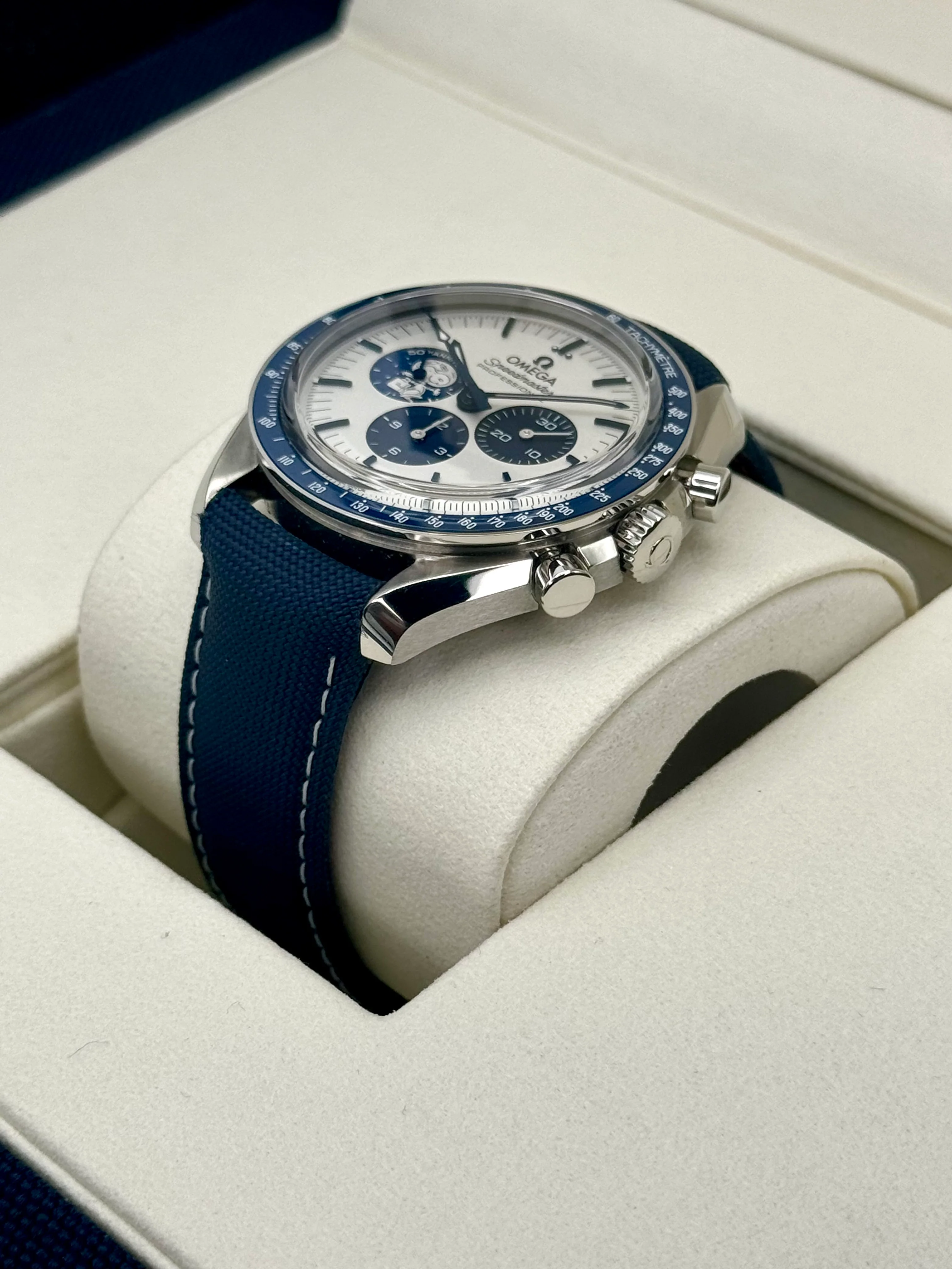 2023 Omega Speedmaster Silver Snoopy Award 310.32.42.50.02.001 - Image 5