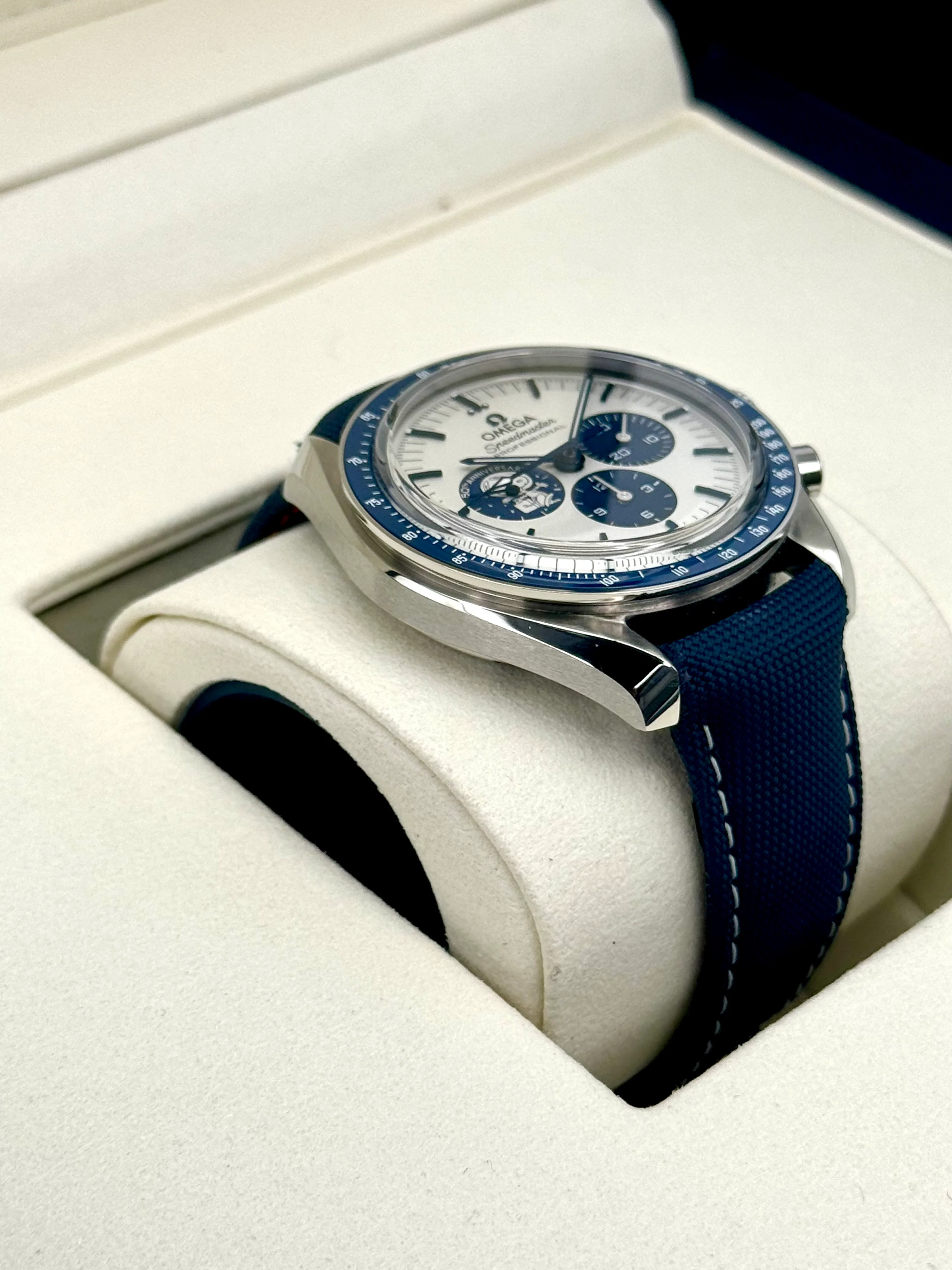 2023 Omega Speedmaster Silver Snoopy Award 310.32.42.50.02.001 - Image 6