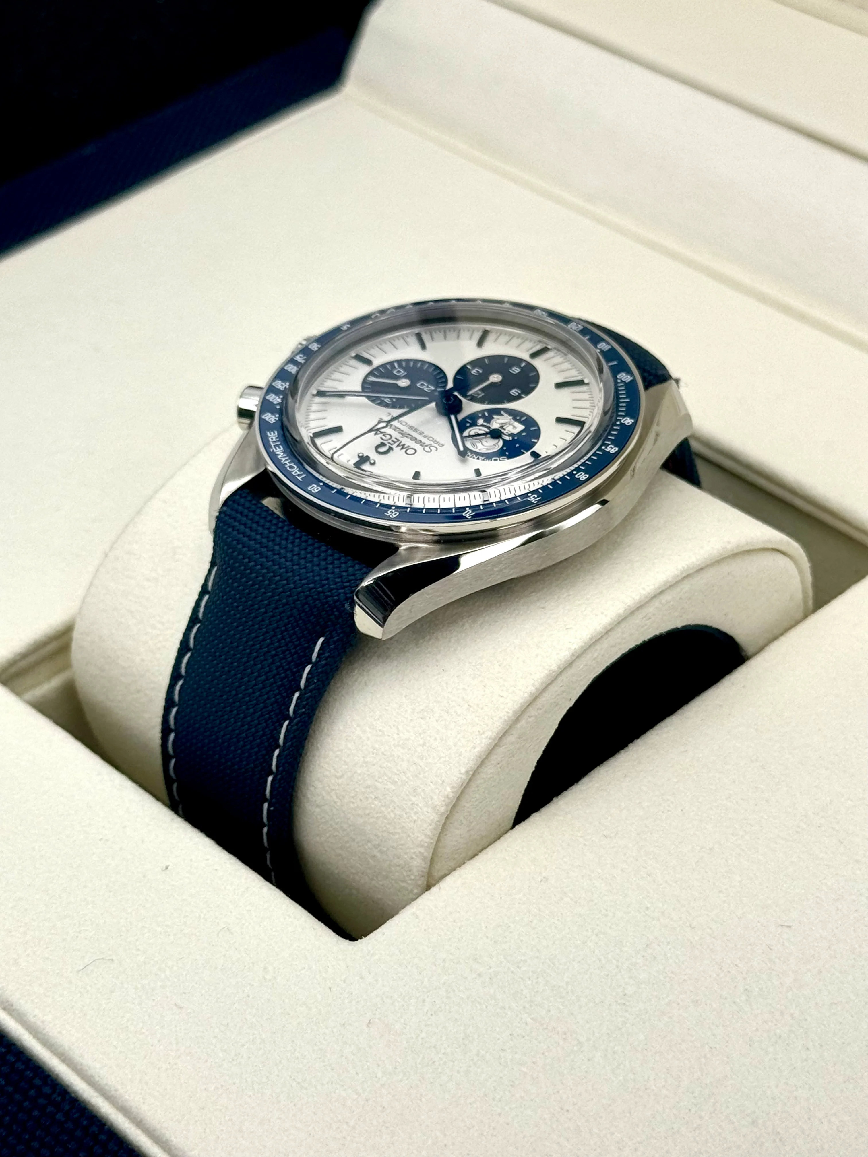 2023 Omega Speedmaster Silver Snoopy Award 310.32.42.50.02.001 - Image 7