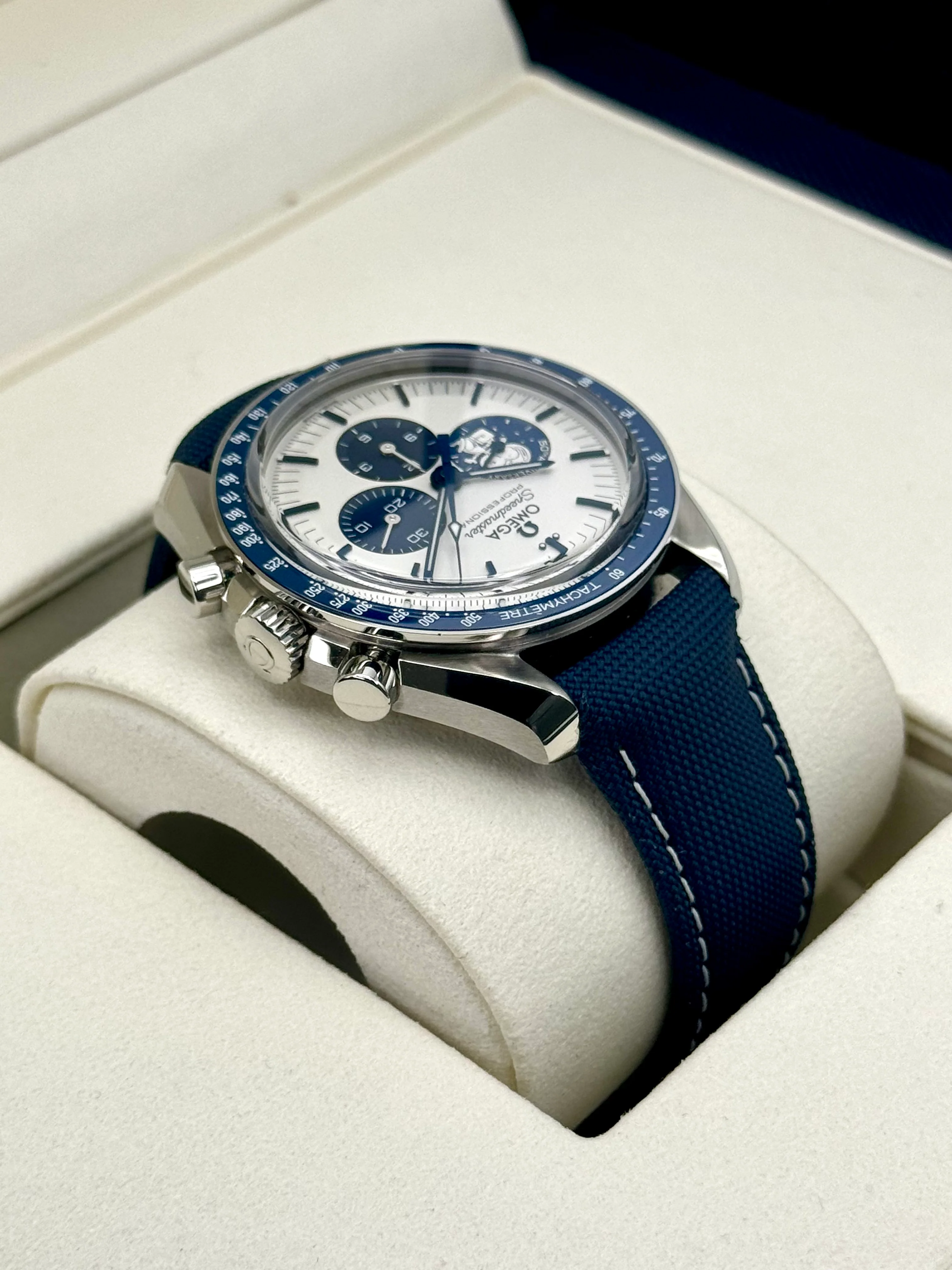 2023 Omega Speedmaster Silver Snoopy Award 310.32.42.50.02.001 - Image 8