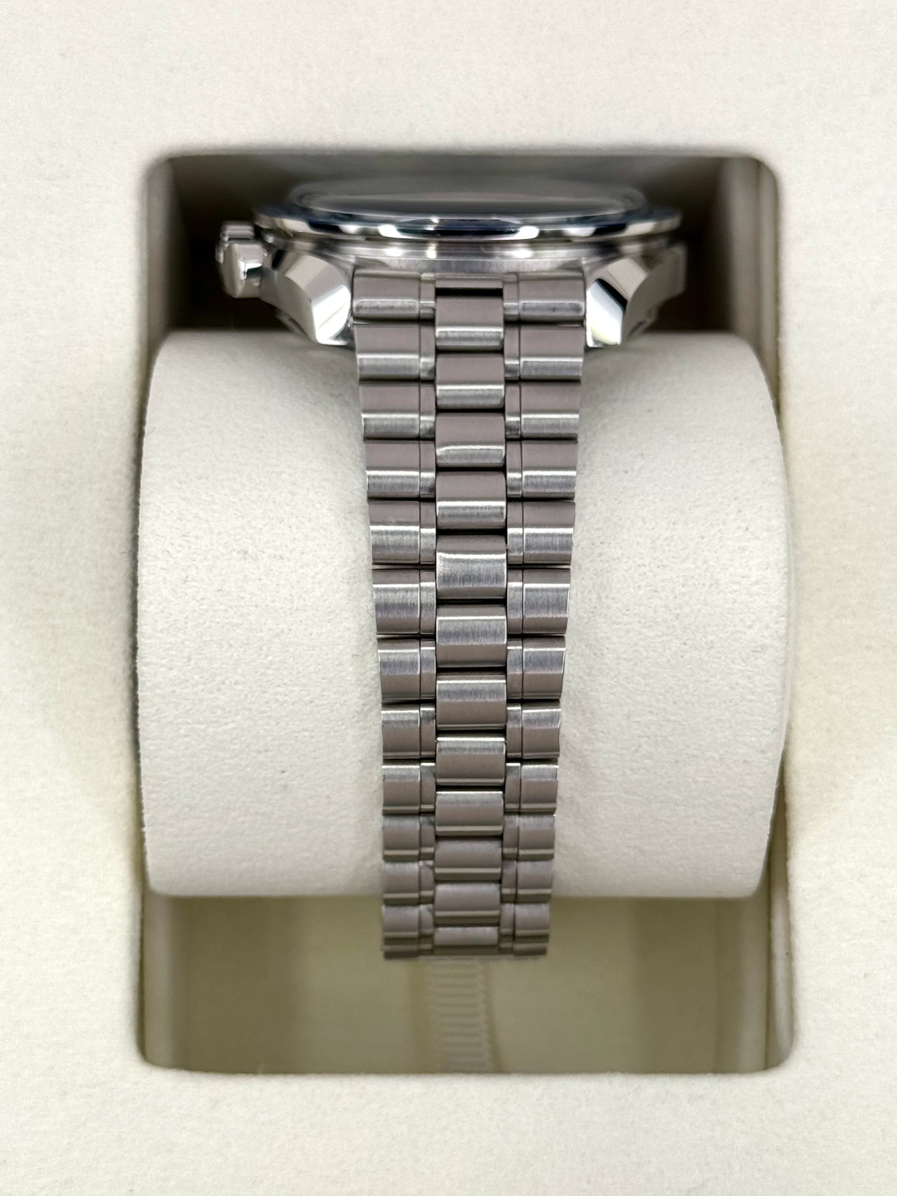 2023 Omega Speedmaster Silver Snoopy Award 310.32.42.50.02.001 - Image 4