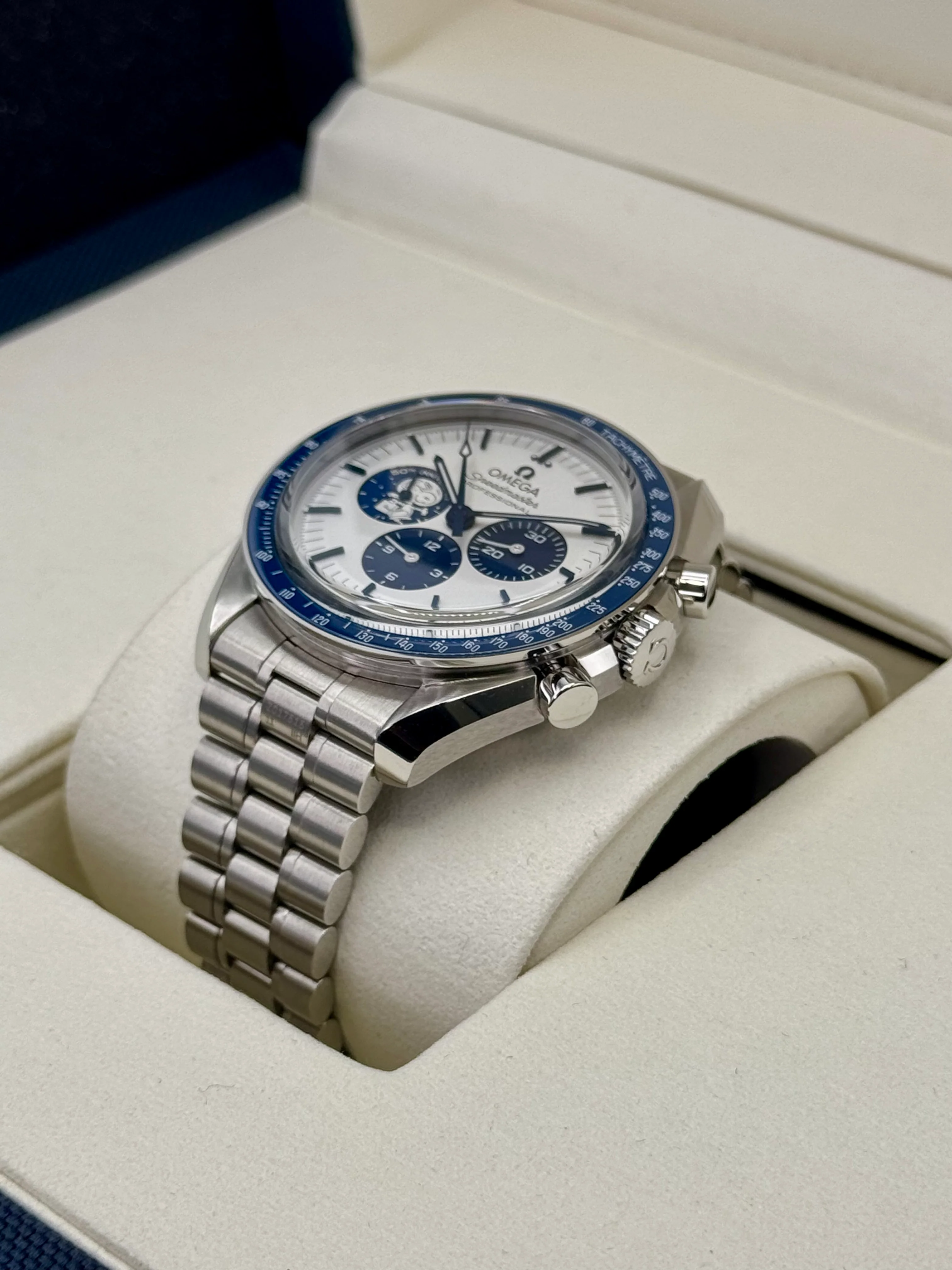 2023 Omega Speedmaster Silver Snoopy Award 310.32.42.50.02.001 - Image 5