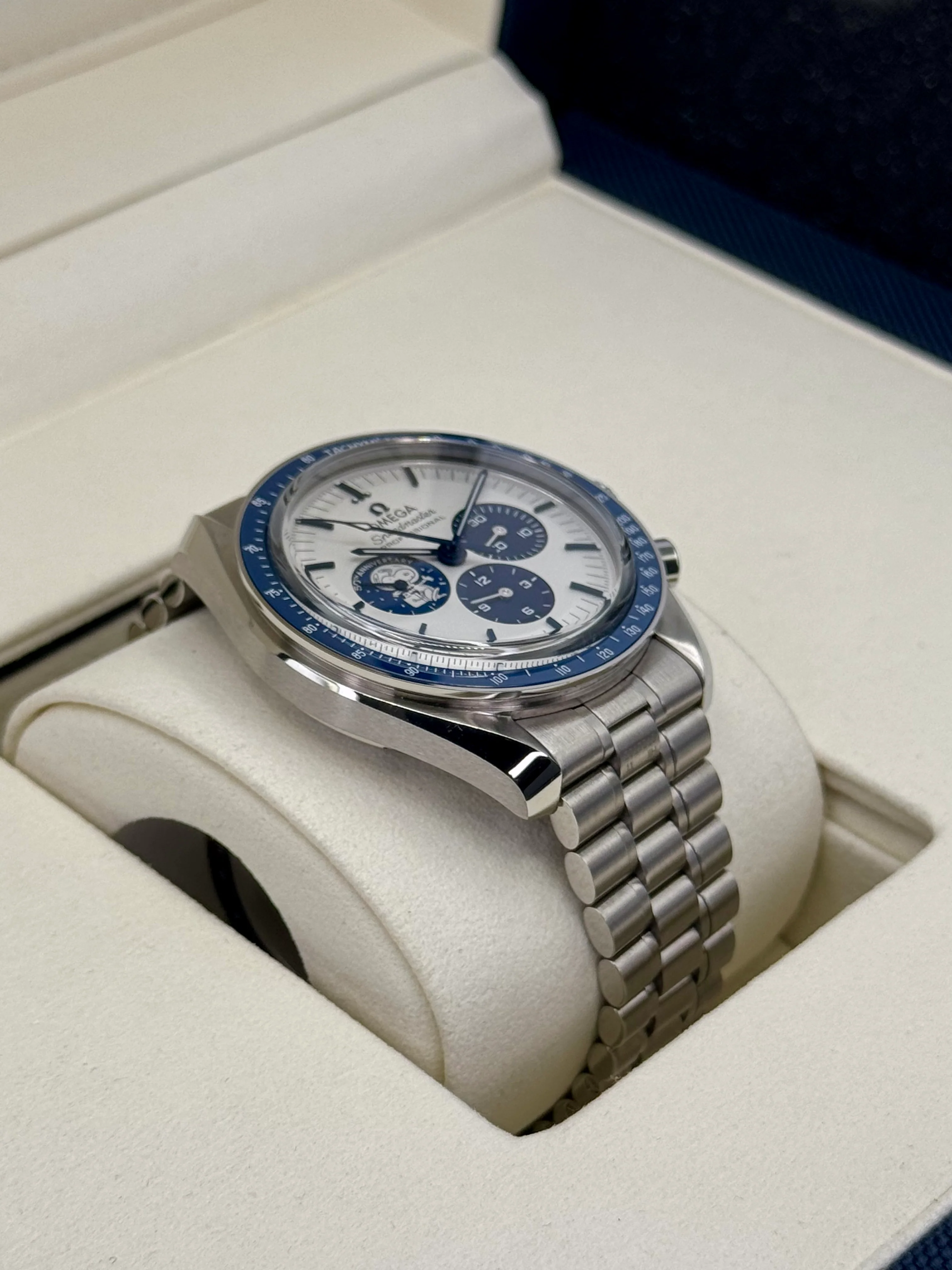 2023 Omega Speedmaster Silver Snoopy Award 310.32.42.50.02.001 - Image 6