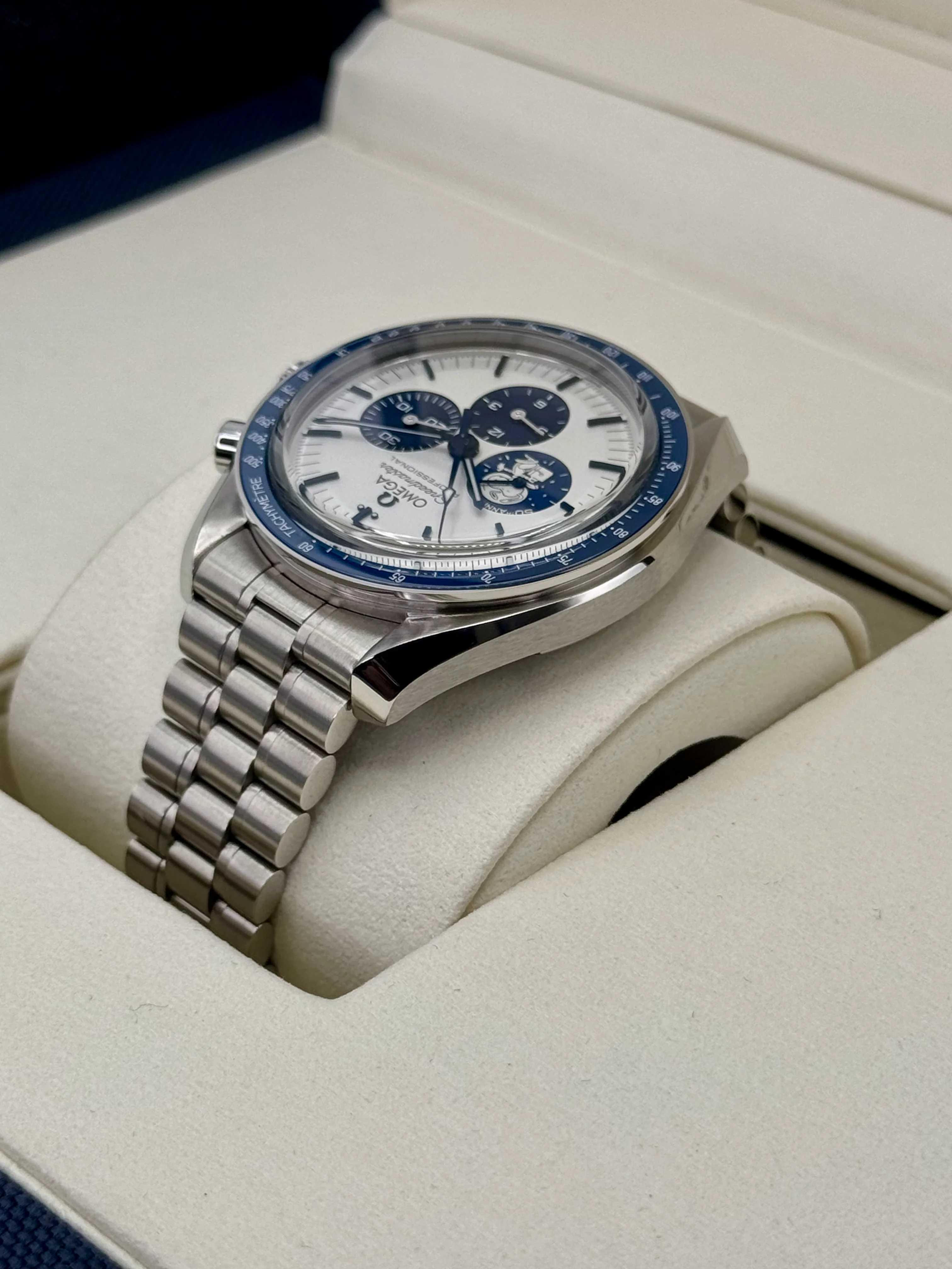 2023 Omega Speedmaster Silver Snoopy Award 310.32.42.50.02.001 - Image 7