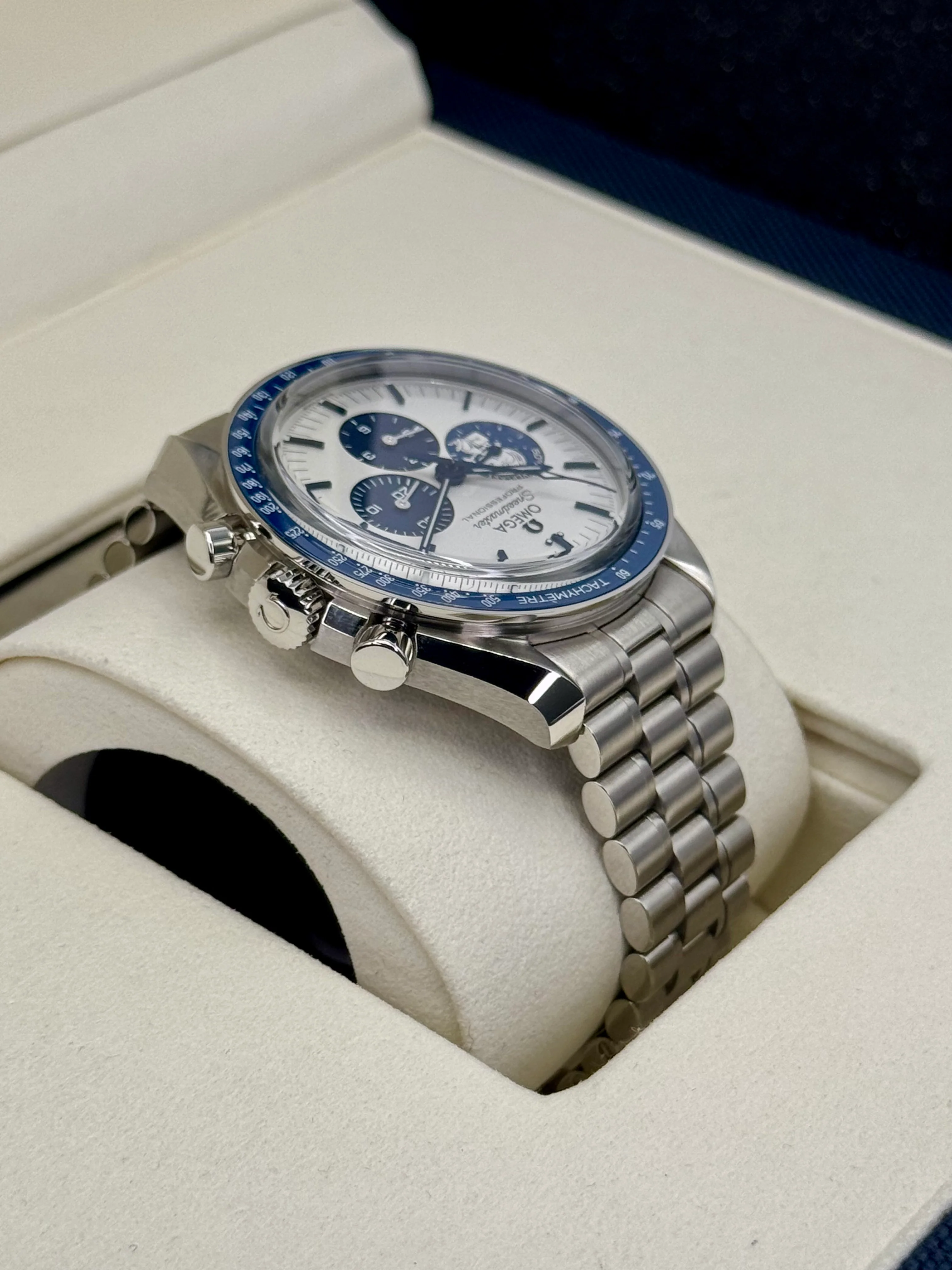 2023 Omega Speedmaster Silver Snoopy Award 310.32.42.50.02.001 - Image 8