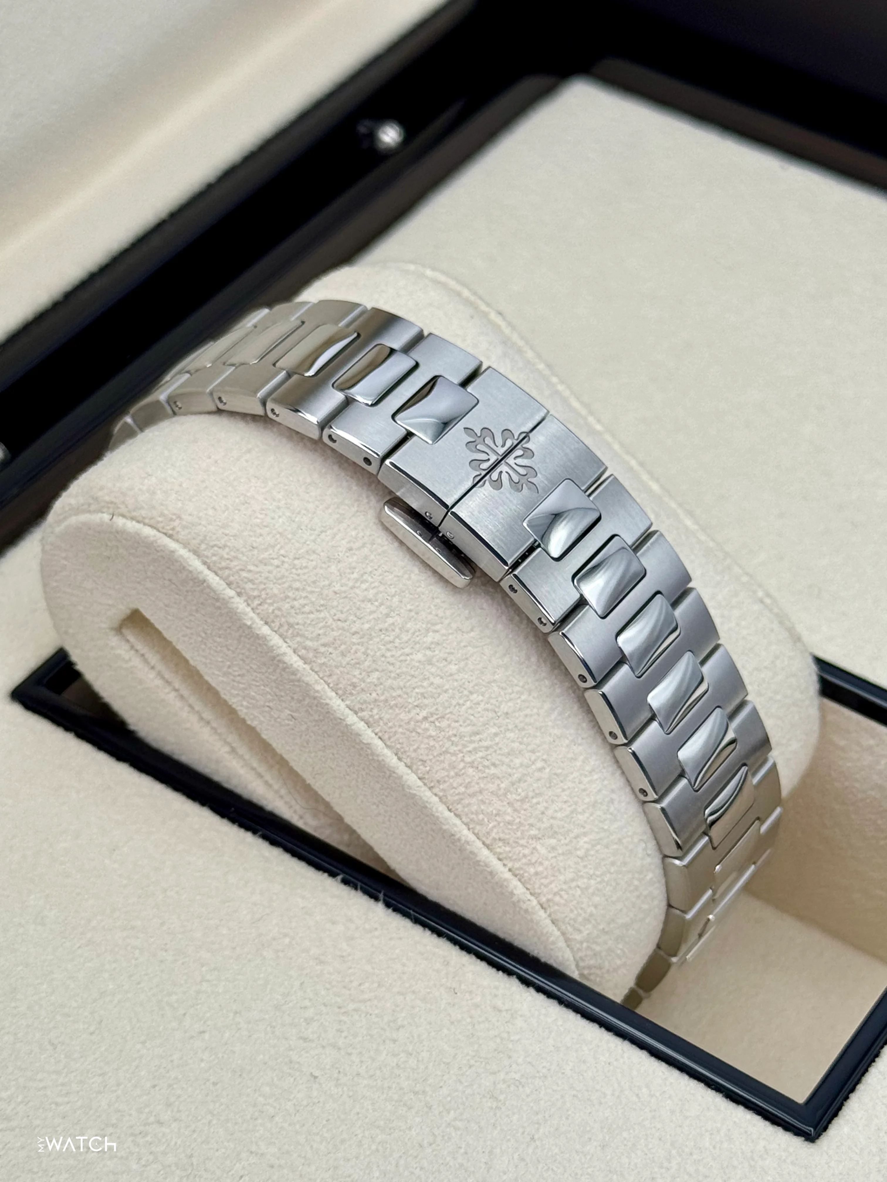 2023 Patek Philippe Nautilus Travel Time Chronograph 40.5mm 5990/1A-011 Blue-Noir Dial - Image 2