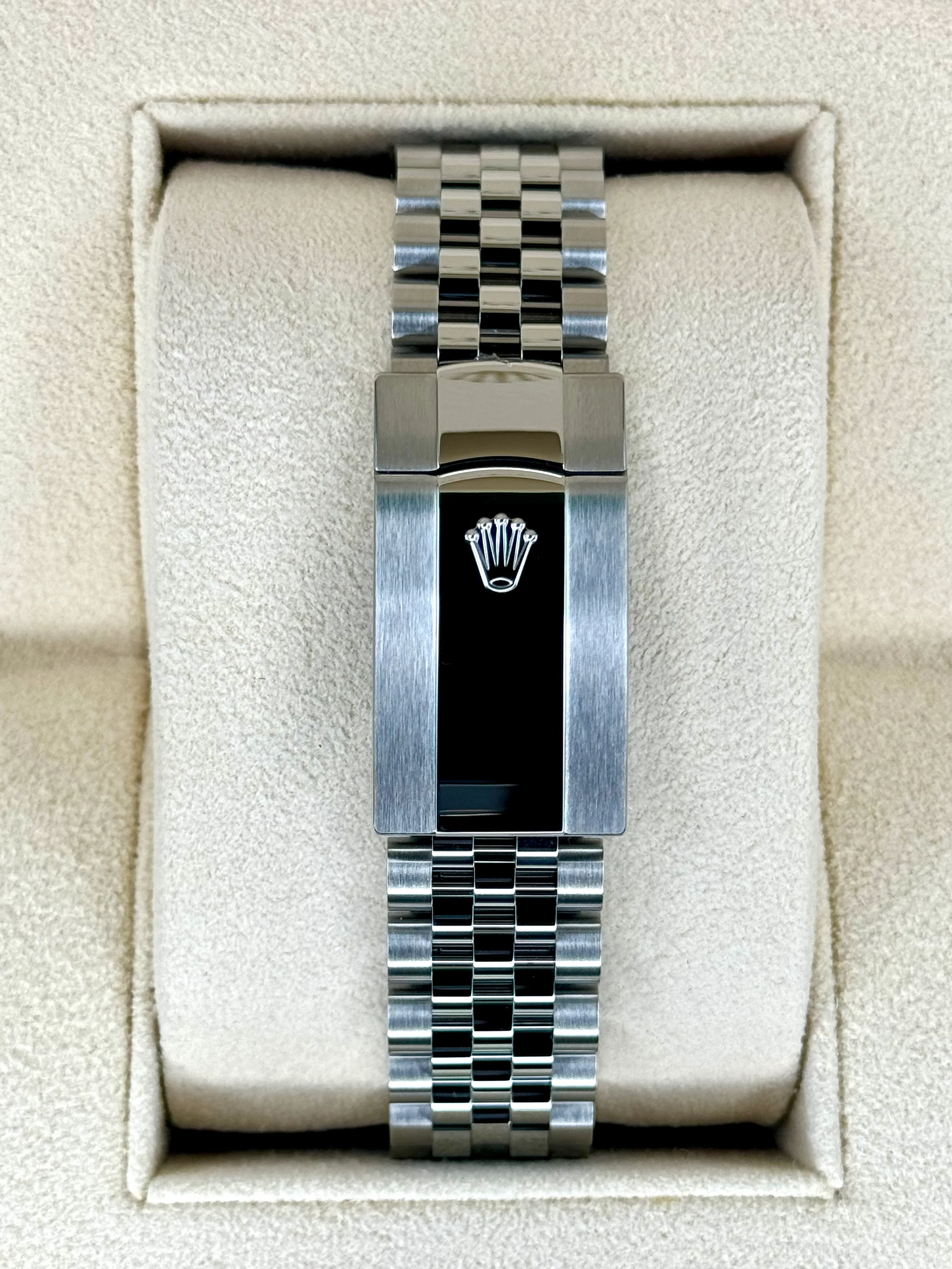 2023 Rolex Datejust 41mm 126334 Stainless Steel Jubilee Green Dial - Image 2