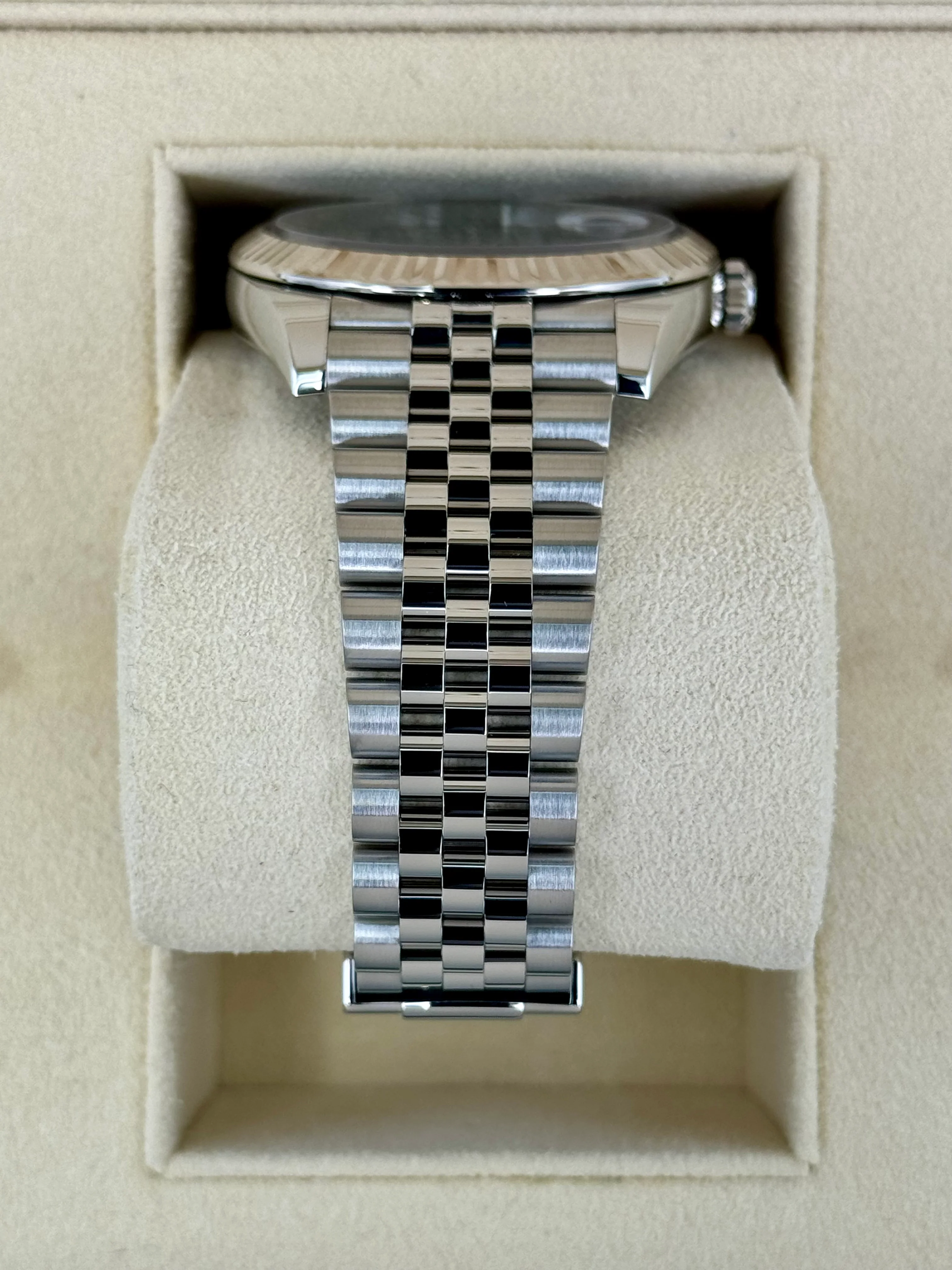 2023 Rolex Datejust 41mm 126334 Stainless Steel Jubilee Green Dial - Image 4