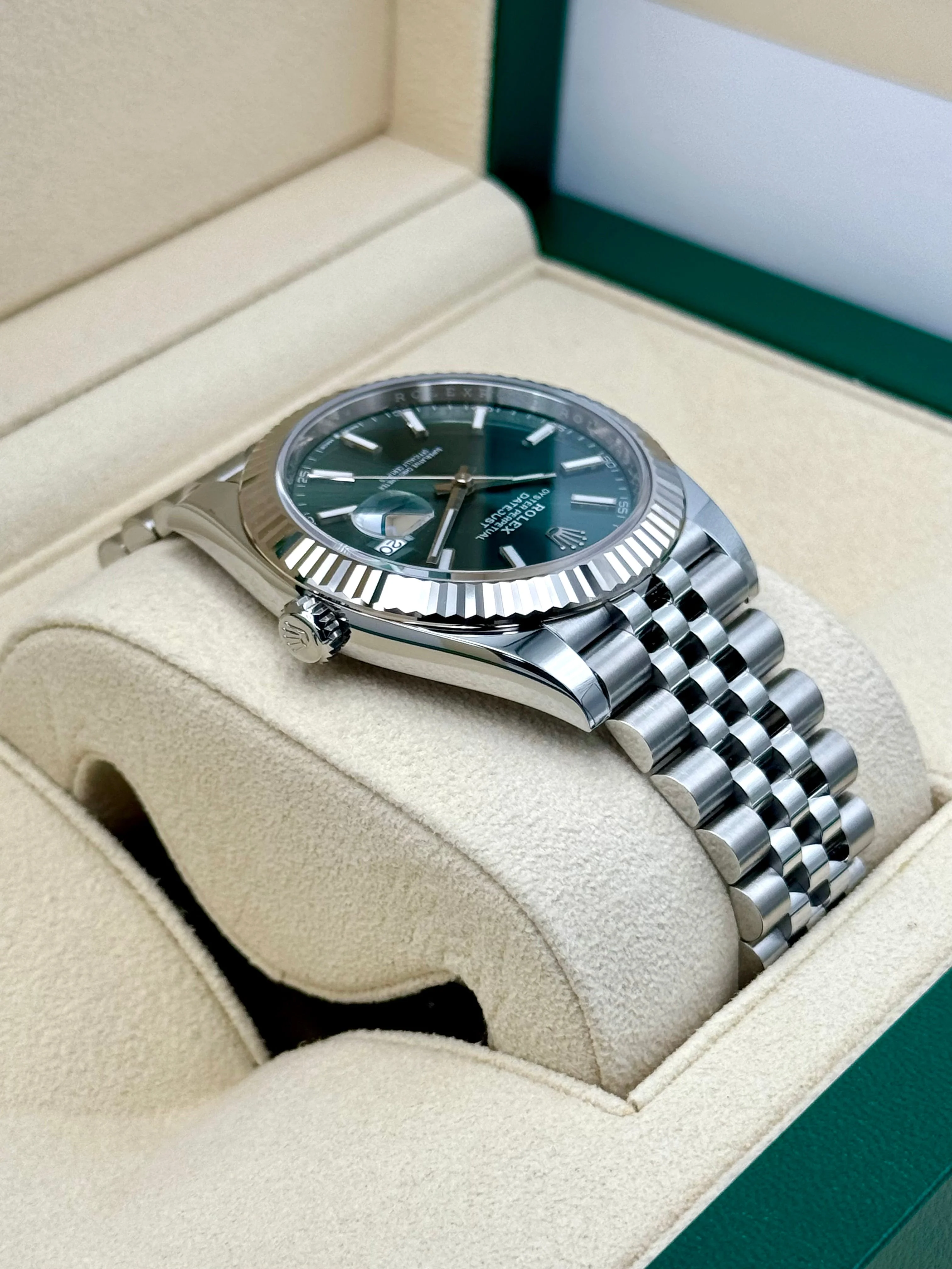 2023 Rolex Datejust 41mm 126334 Stainless Steel Jubilee Green Dial - Image 6