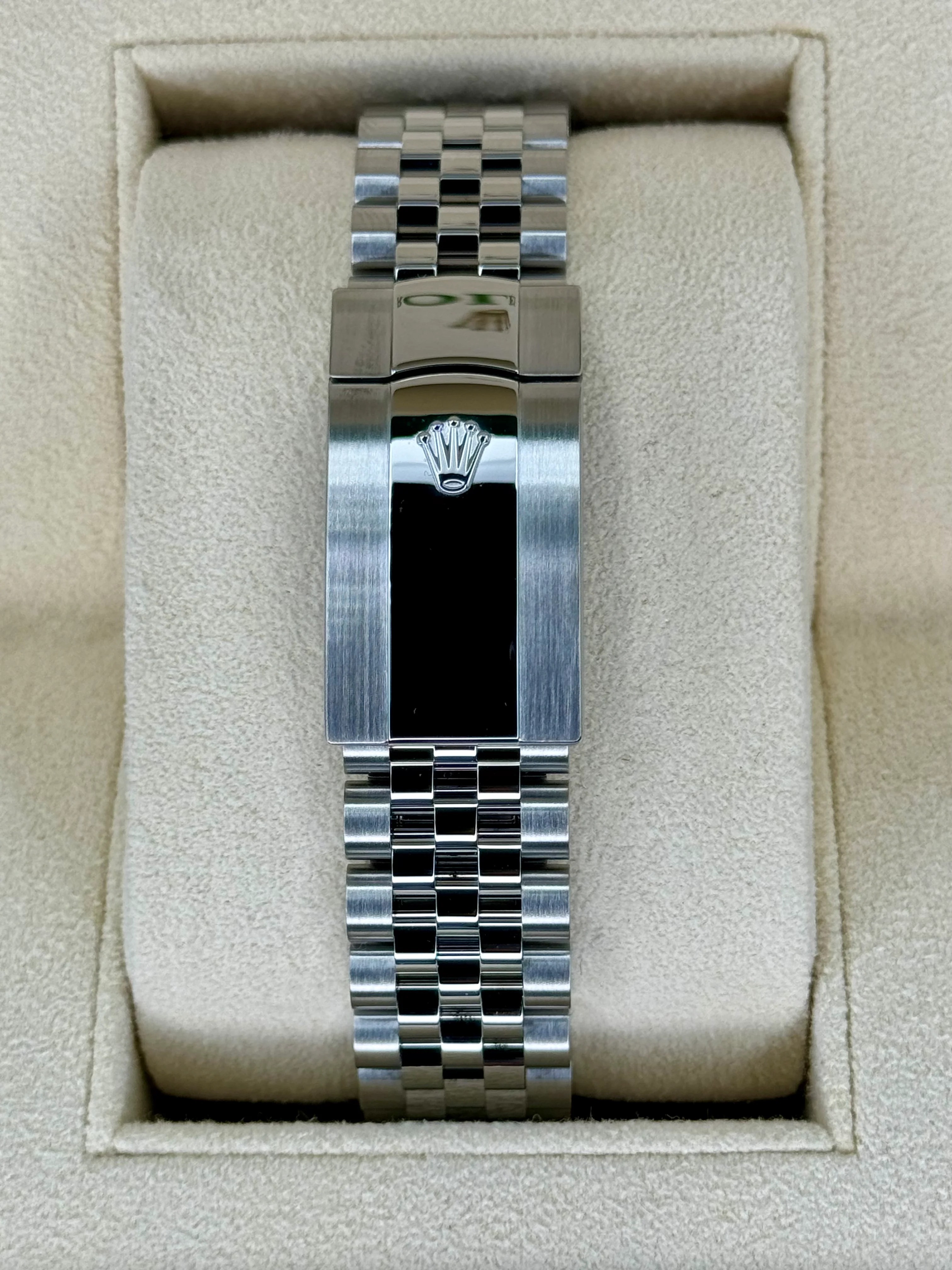 2023 Rolex Datejust 41mm 126334 Stainless Steel Jubilee Rhodium Dial - Image 2