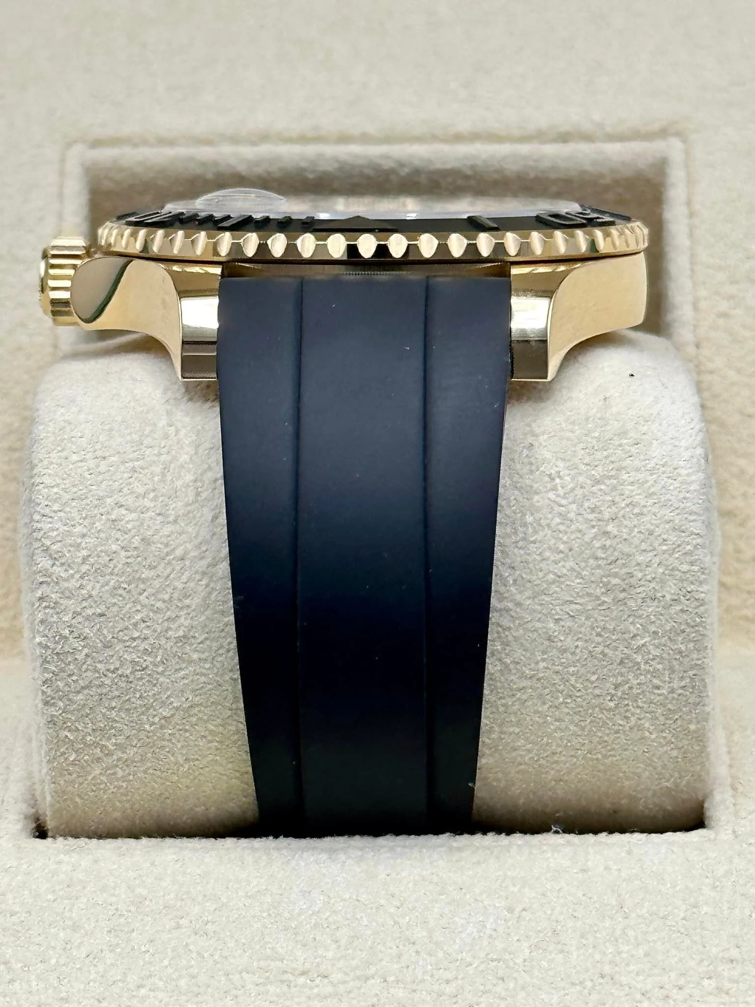 2023 Rolex Yacht-Master 42mm 226658 Gold Oysterflex Black Dial - Image 4